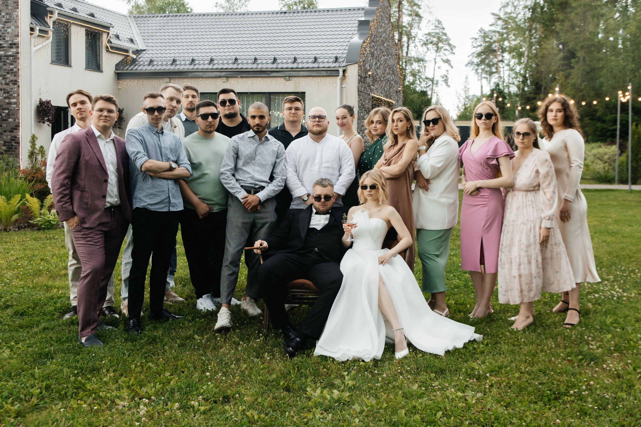 Групповой свадебный снимок в трендовой манере
