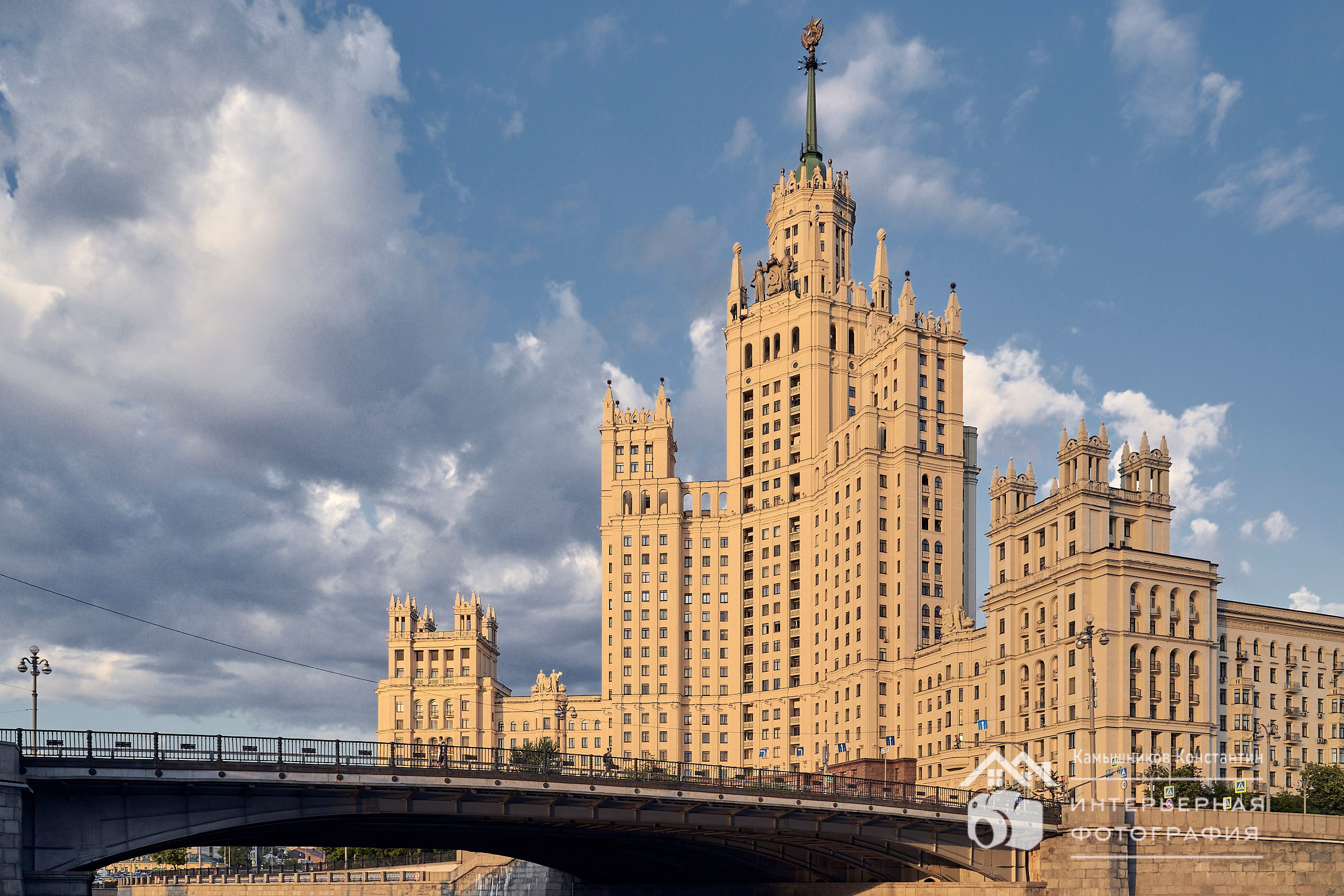 Архитектурная фотография: Вид с воды на закате на высотку на Котельнической