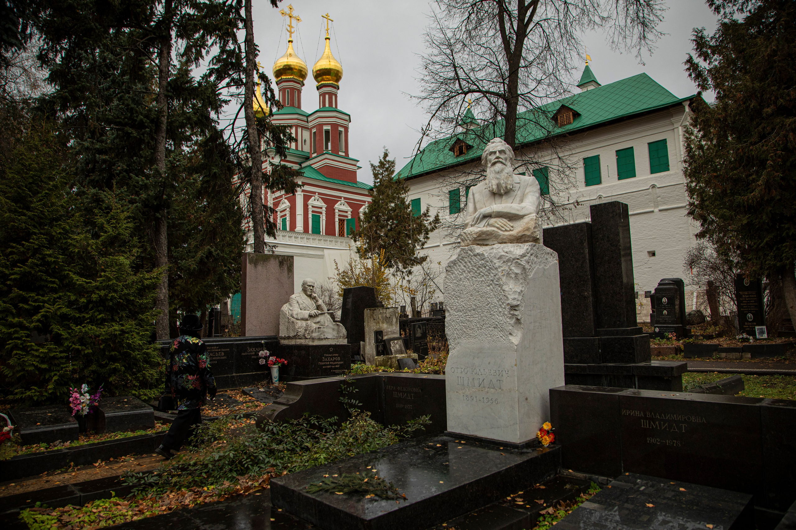 Осенняя прогулка по Новодевичьему кладбищу. Фотограф Сергей Ловкий