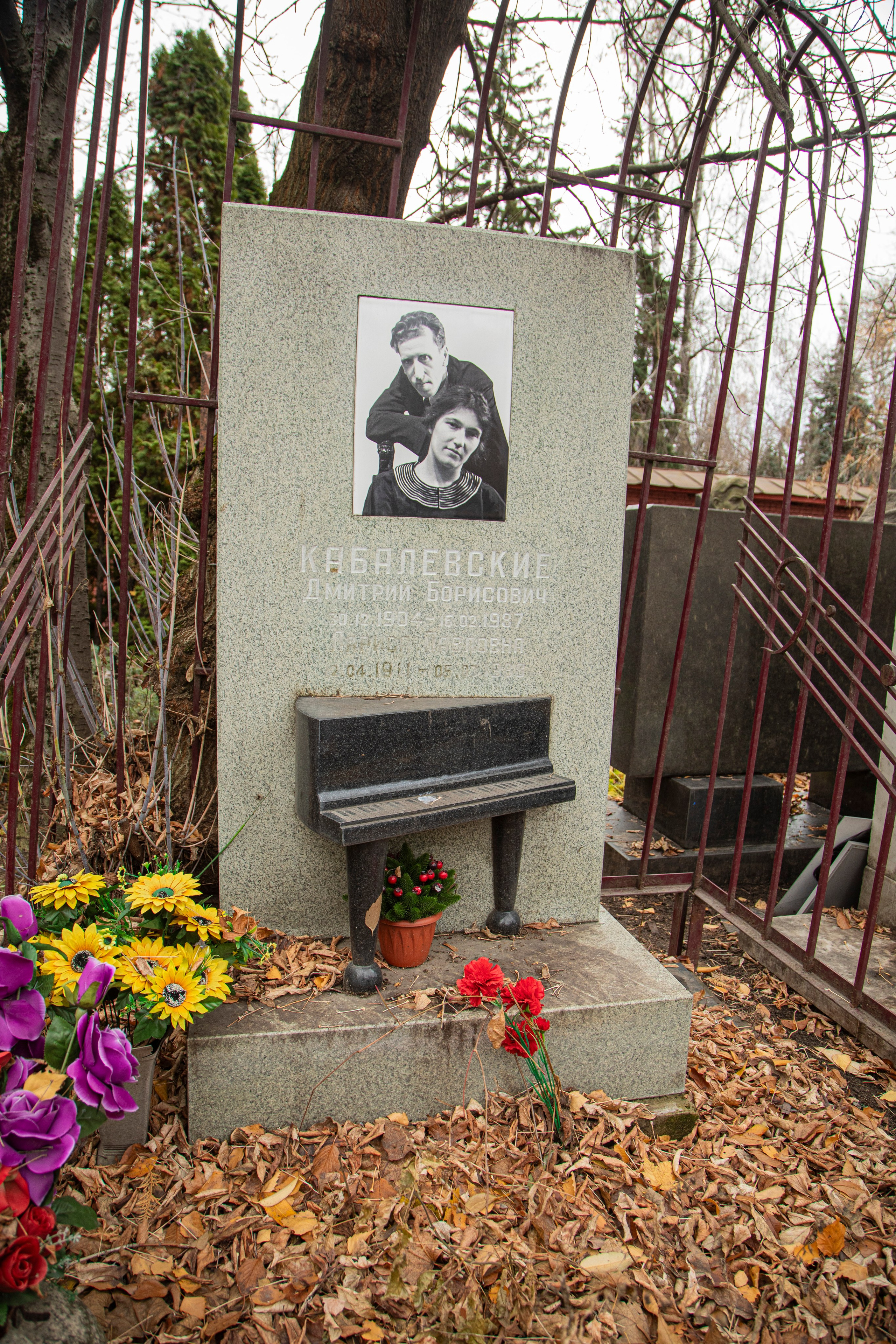 Осенняя прогулка по Новодевичьему кладбищу. Фотограф Сергей Ловкий