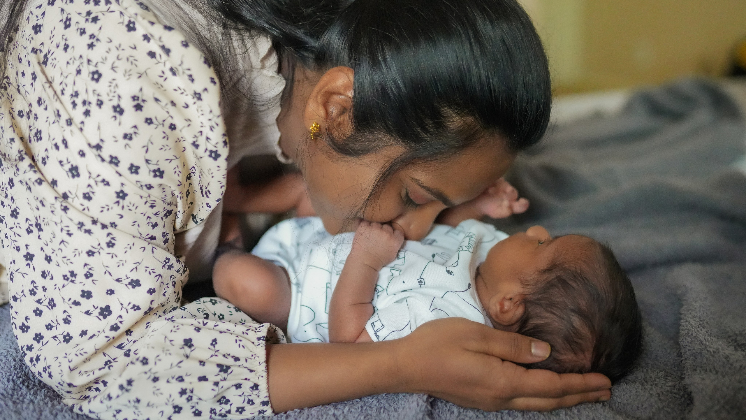 Heartfelt family memories — cozy newborn session