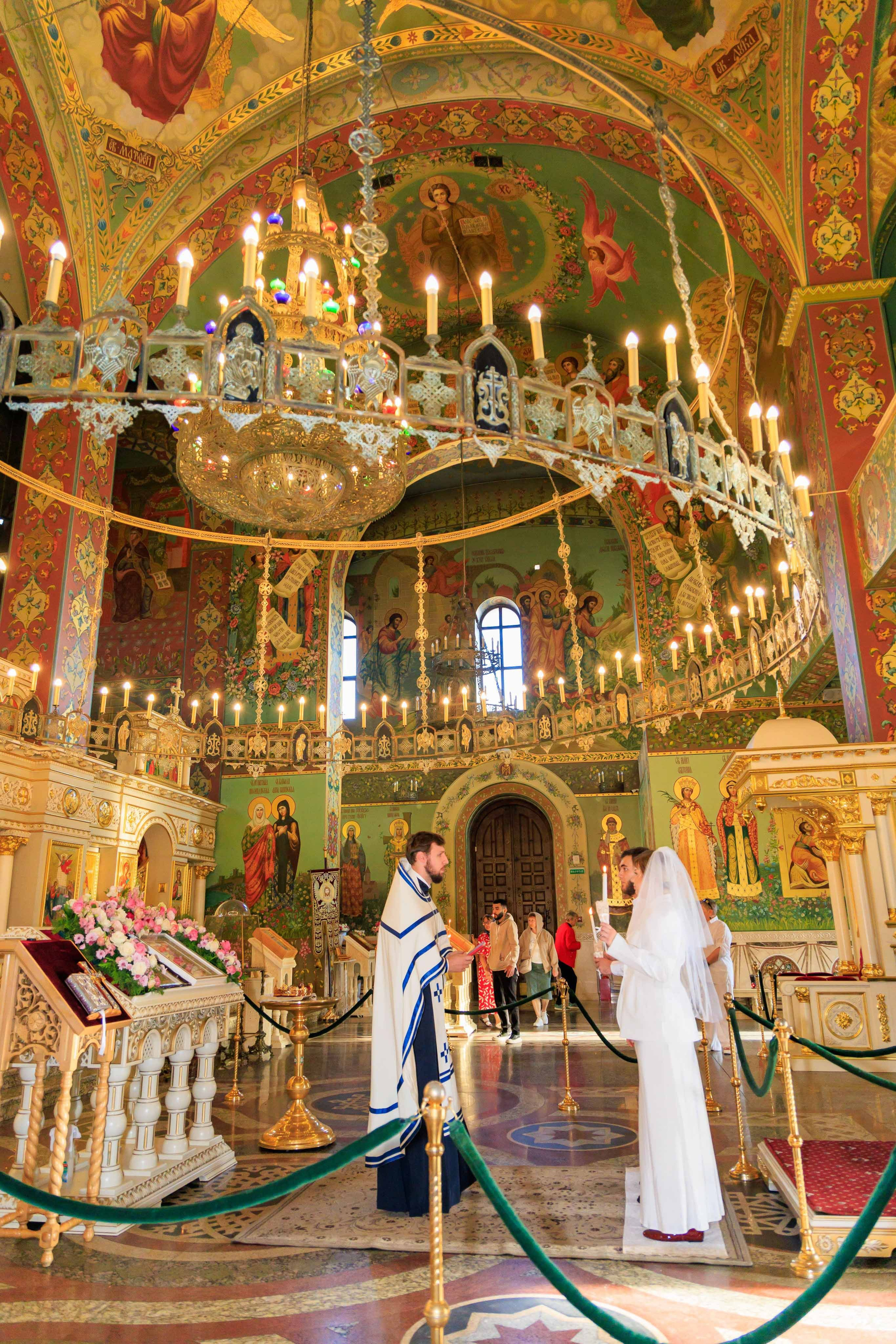 Профессиональная фотосессия таинства брака в храме.