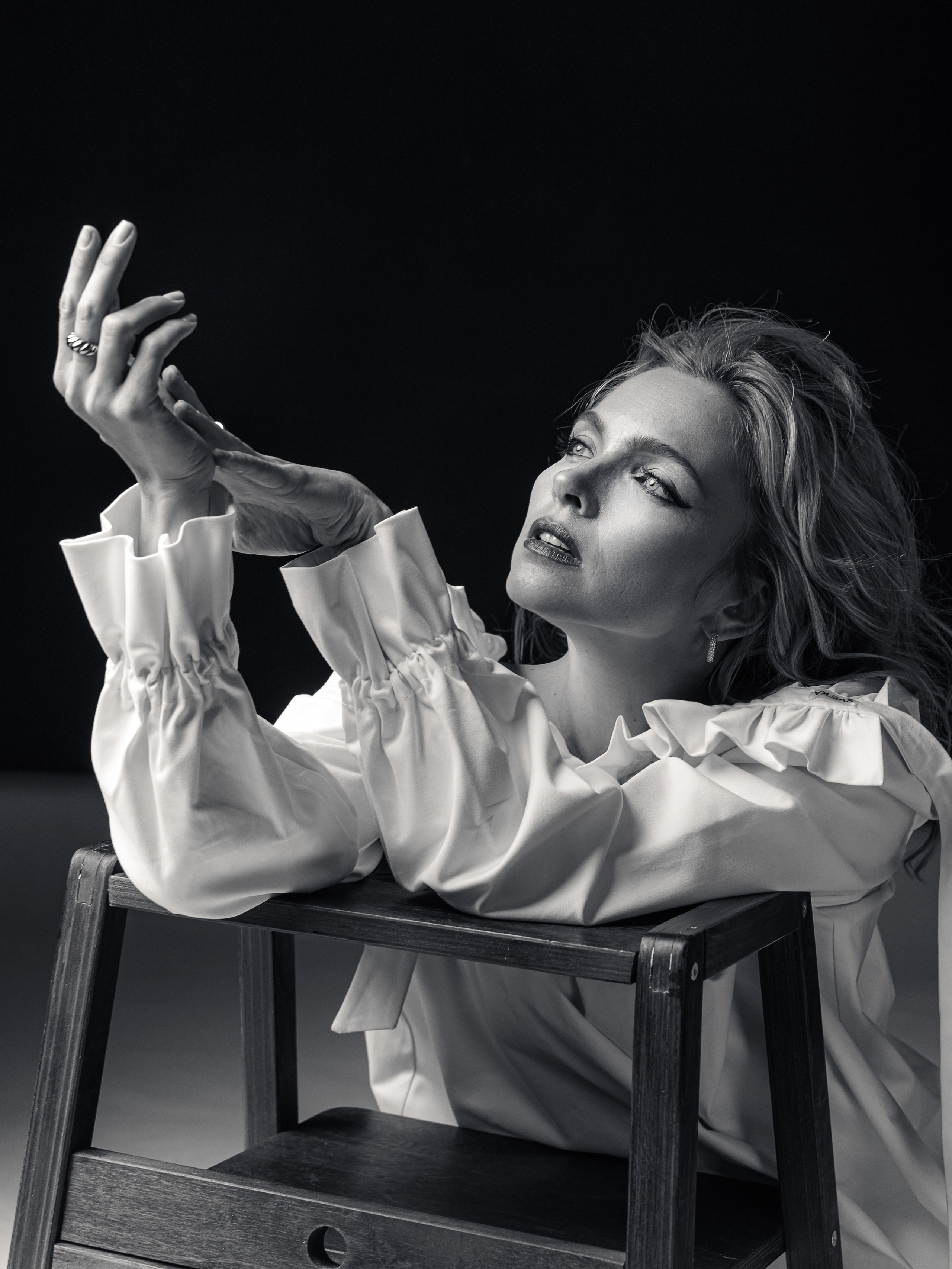 Черно-белый портрет актрисы Натальи Земцовой в белой рубашке на темном фоне