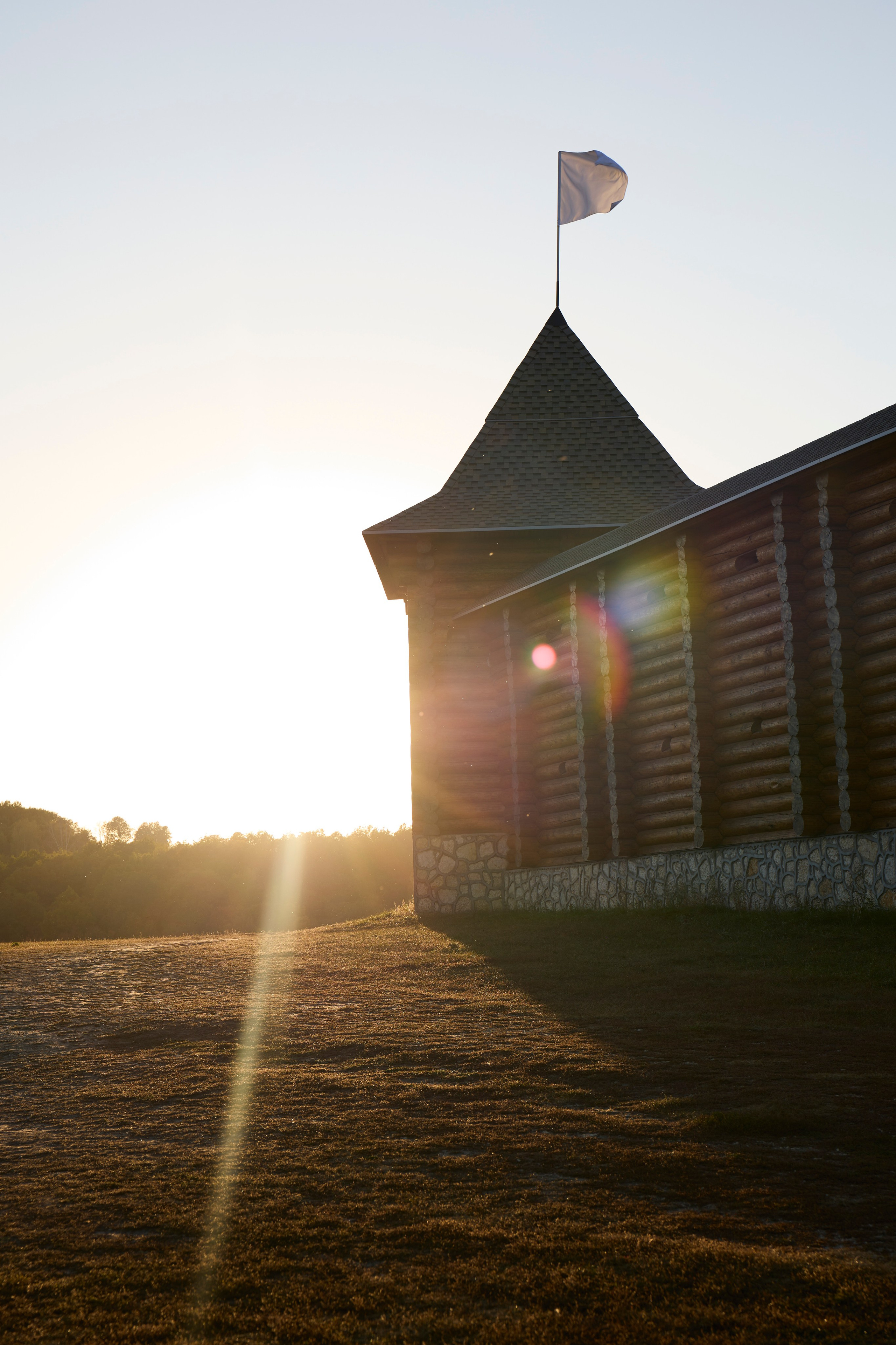 Вот она, та самая загадочная Кудыкина гора! Место сильное, красивое и очень гостеприимное. Отсюда, с вершины, открывается потрясающий вид на древний Дон. Кажется, будто стоишь на краю света, и перед тобой — вся великая история этой реки. Особенно волшебно здесь на закате, когда солнце окрашивает воду и небо в золотые и розовые края. Природа настоящая, степная, дышится очень легко. И вот среди этой природной мощи встречаешь удивительные рукотворные вещи. три богатыря сидят на поле. Отдыхают и ждут пока приготовится ужин. Или «Хоровод» на самой вершине. фигуры, взявшись за руки, словно охраняют покой этого места. Чувствуется какая-то особая сила и энергетика. Отличный повод задуматься о вечном и сделать классные кадры! Но главный сюрприз, ради которого многие и едут — ждёт в конце. Тот, кто даёт понять: вы действительно на Кудыкиной горе! Вот он, местный житель — огнедышащий Змей Горыныч. Теперь та самая поговорка «На Кудыкины горы воровать помидоры» звучит особенно смешно! Потому что с таким стражем ни о каких помидорах и речи быть не может. Его дело — охранять покой и устраивать по-настоящему огненное шоу на прощание. #dzen13 #желтаяшапочкаdz #кудыкинагора #тревел #змейгорыныч #топ