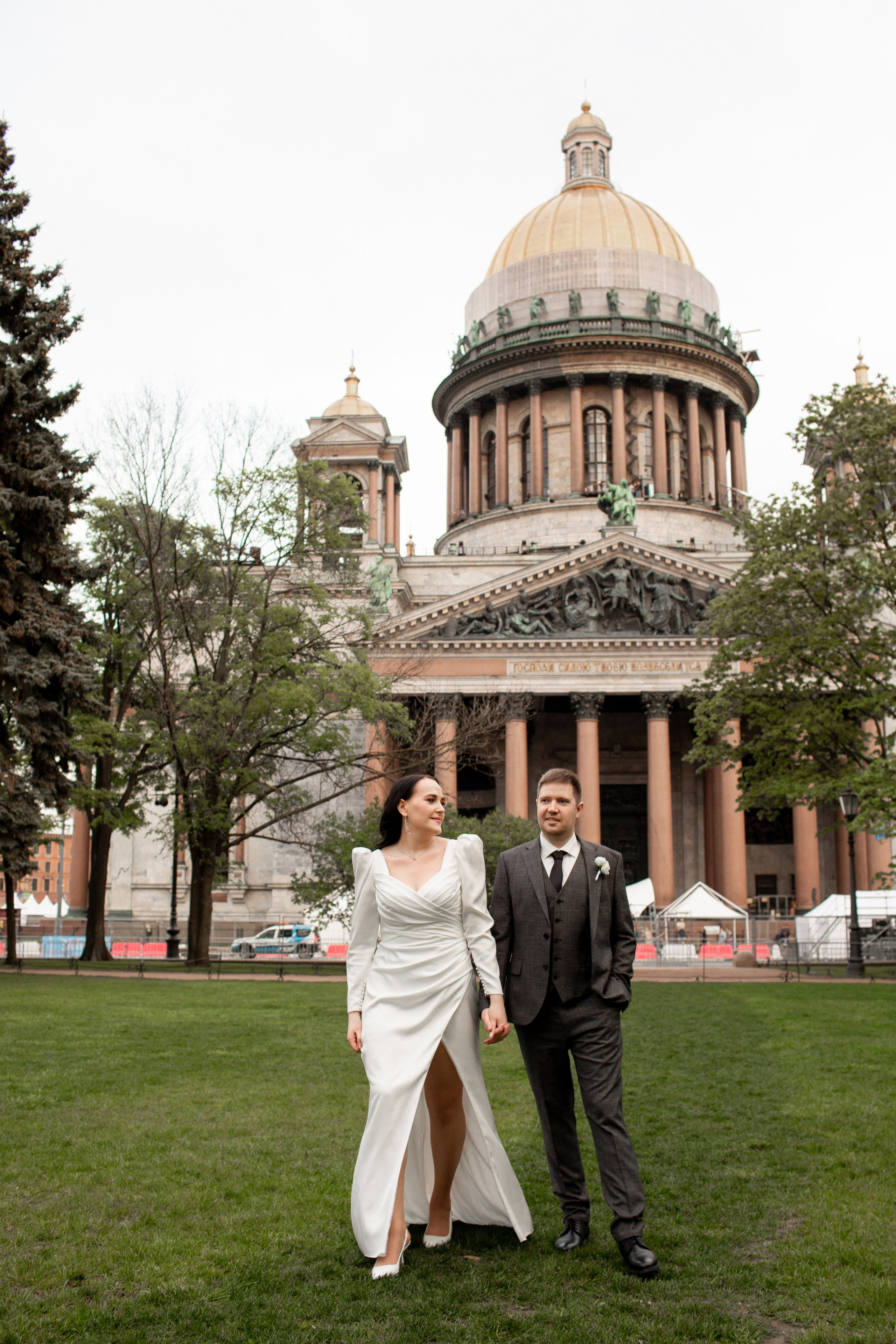 Свадебная фотопрогулка в Санкт-Петербурге. Свадебный фотограф Кирилл Белый
