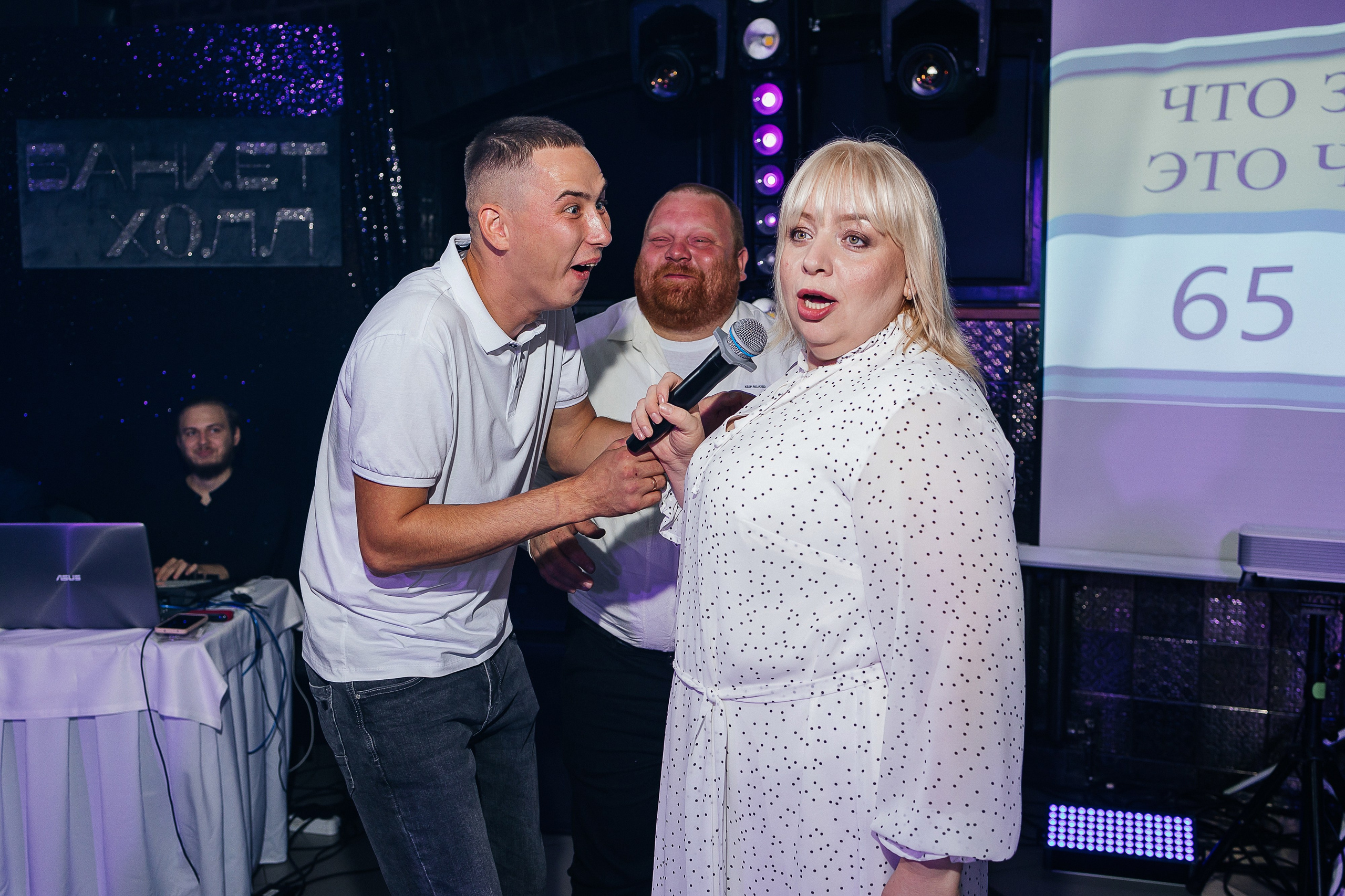 Чувственная первая встреча пары в отеле. Олег Сверчков | Свадебный фотограф Вологда