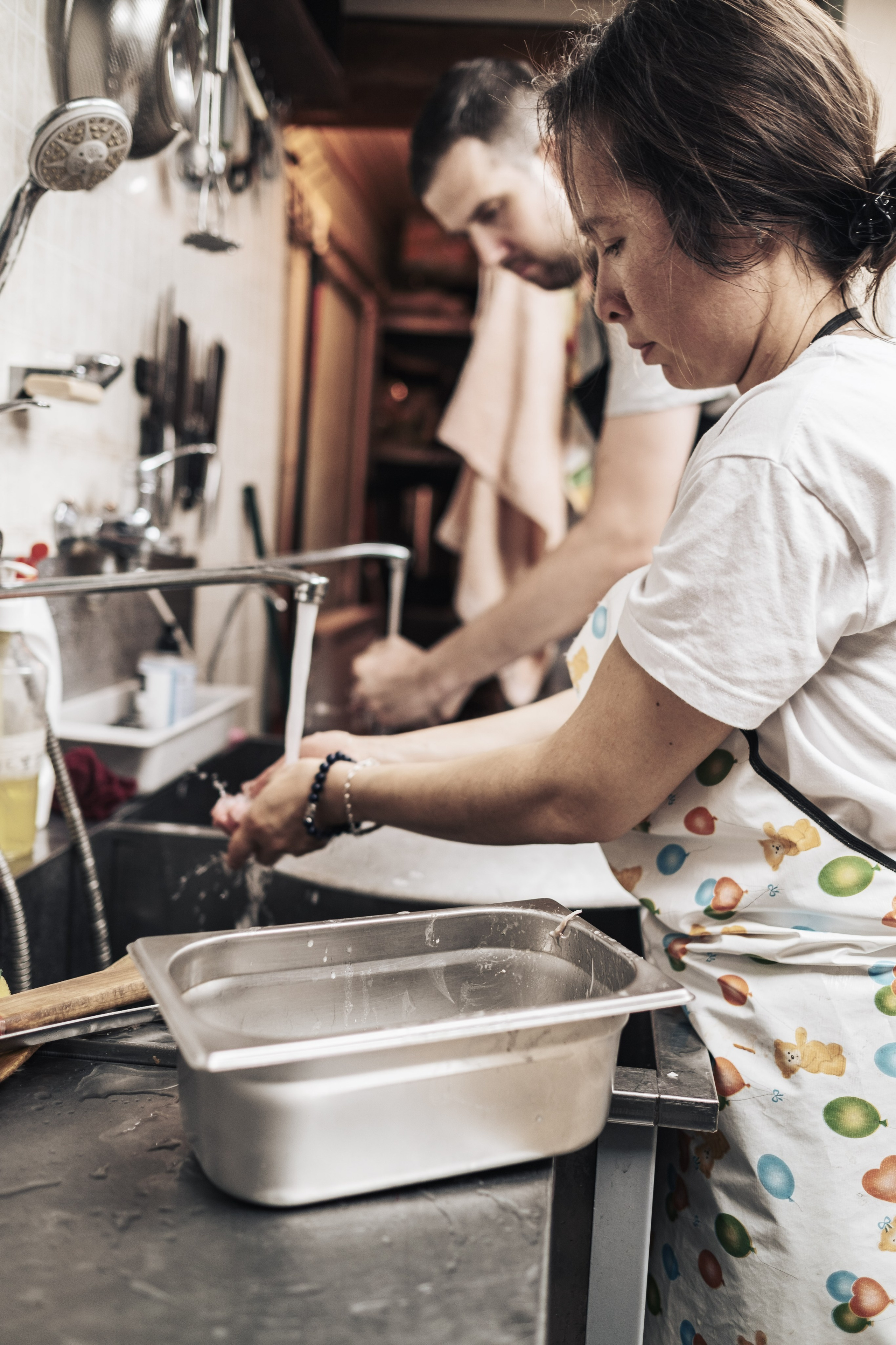 Готовка для бездомных и кормление их в Москве. Фотограф в Москве Максим Скоробогатов