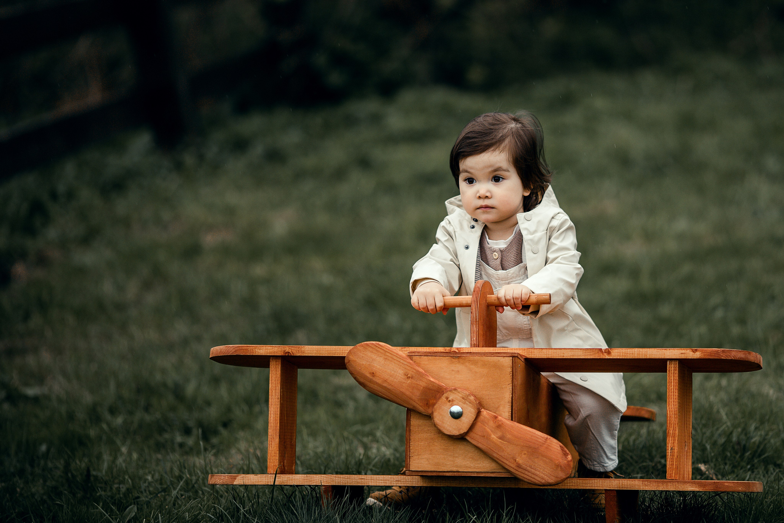 Детская lifestyle фотосессия девочки в парке — естественные эмоции ребёнка