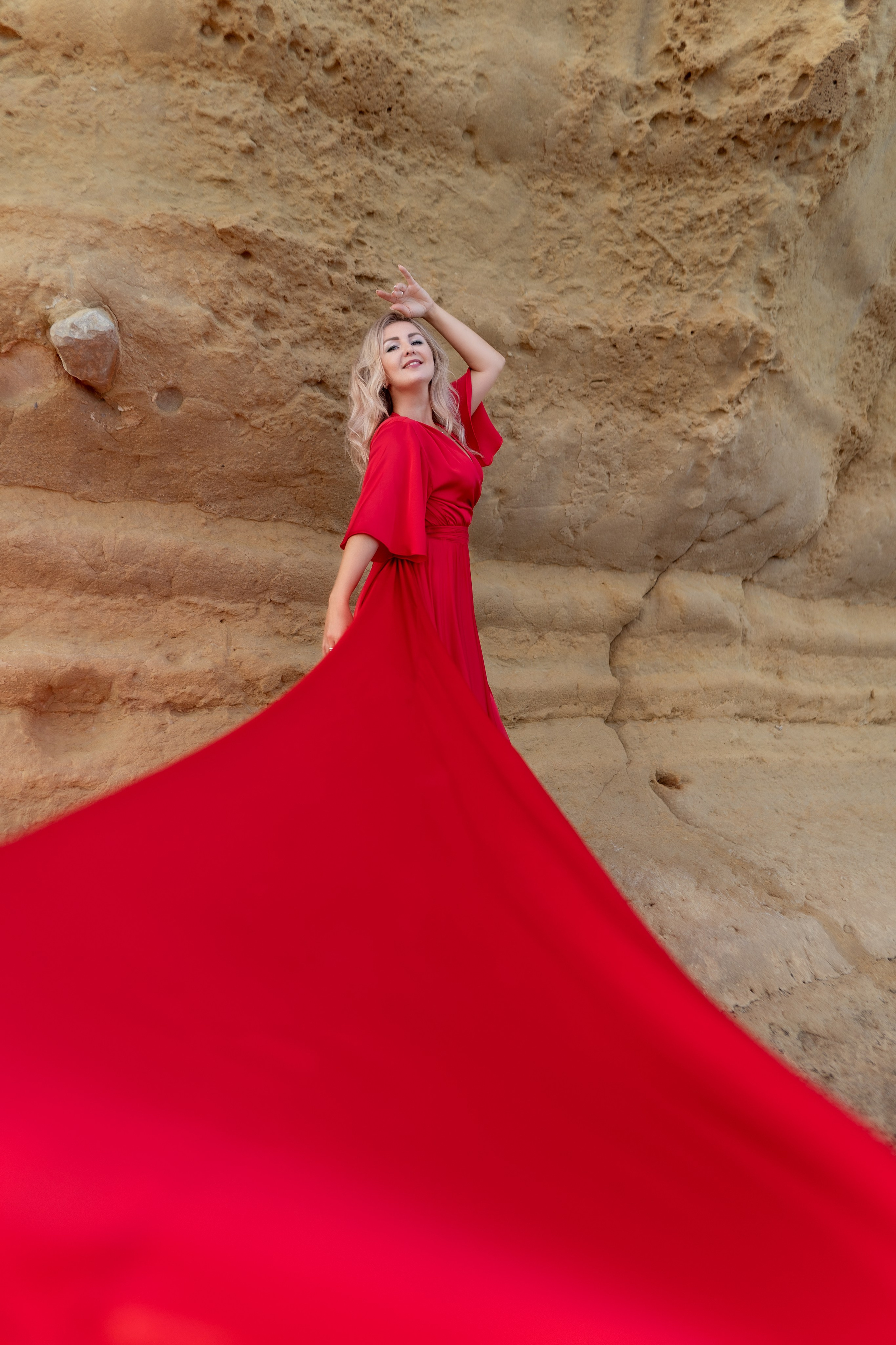 девушка в длинном красном летящем платье фотосессия на берегу