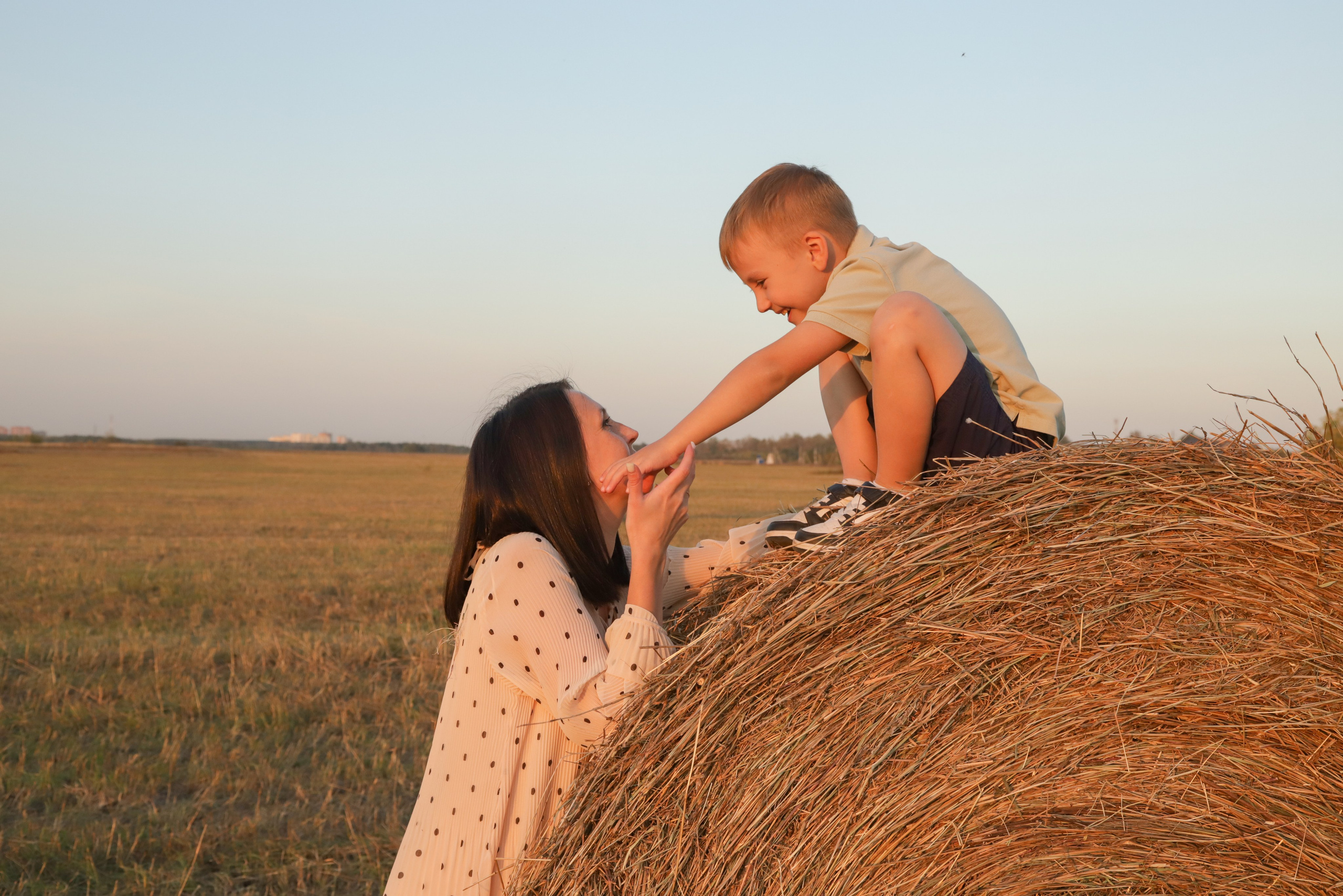 Мама с детьми в поле стога. Диана Николаева — фотограф город Балашиха