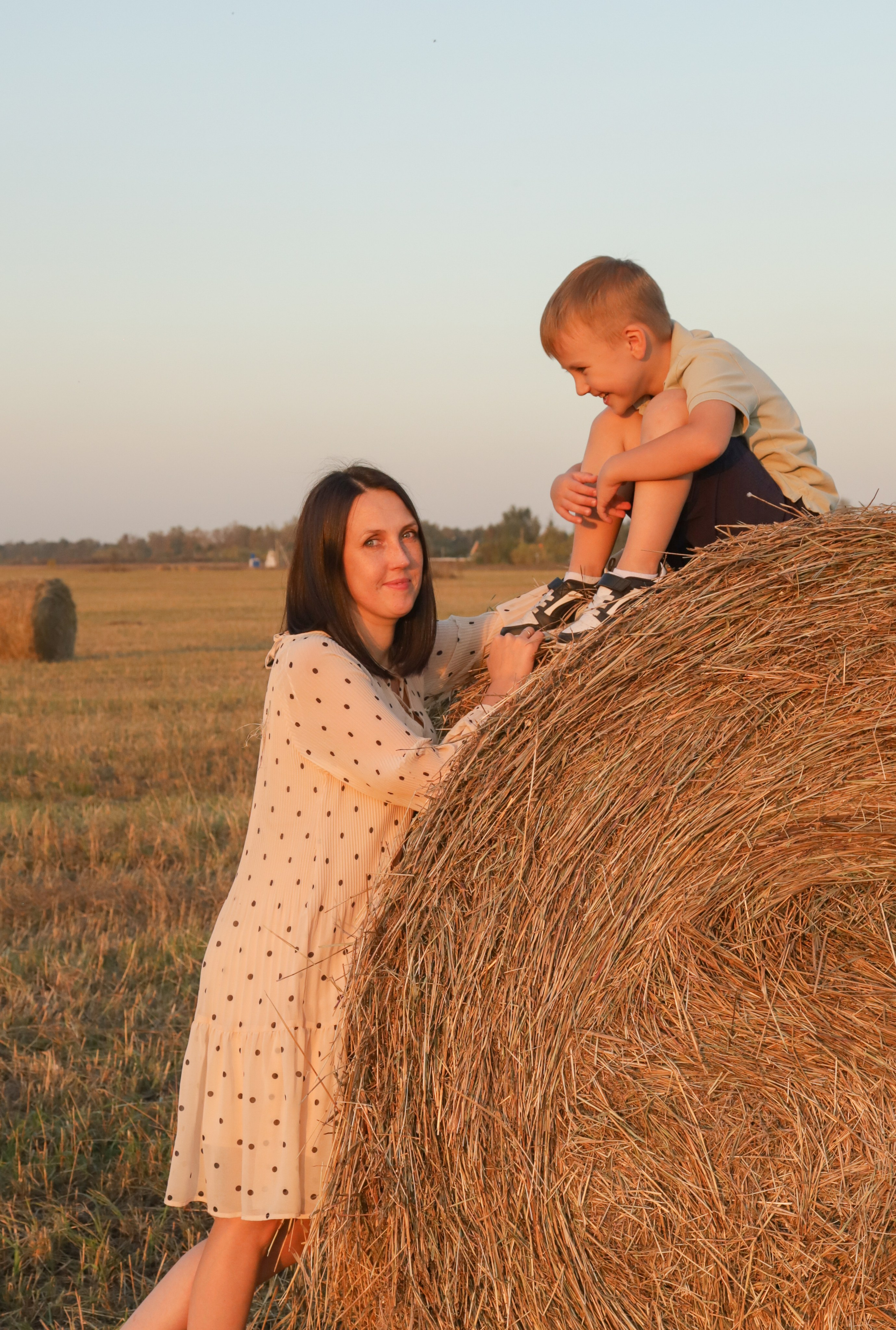 Мама с детьми в поле стога. Диана Николаева — фотограф город Балашиха