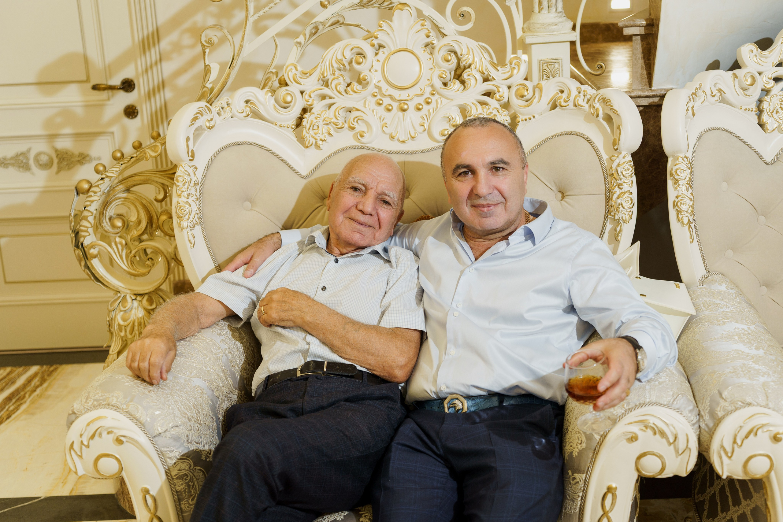 Сватовство в Краснодаре от лучших свадебных фотографов и операторов ТВИНС СТУДИО. ТВИНС СТУДИО — лучшие свадебные фотографы и видеографы в Краснодаре