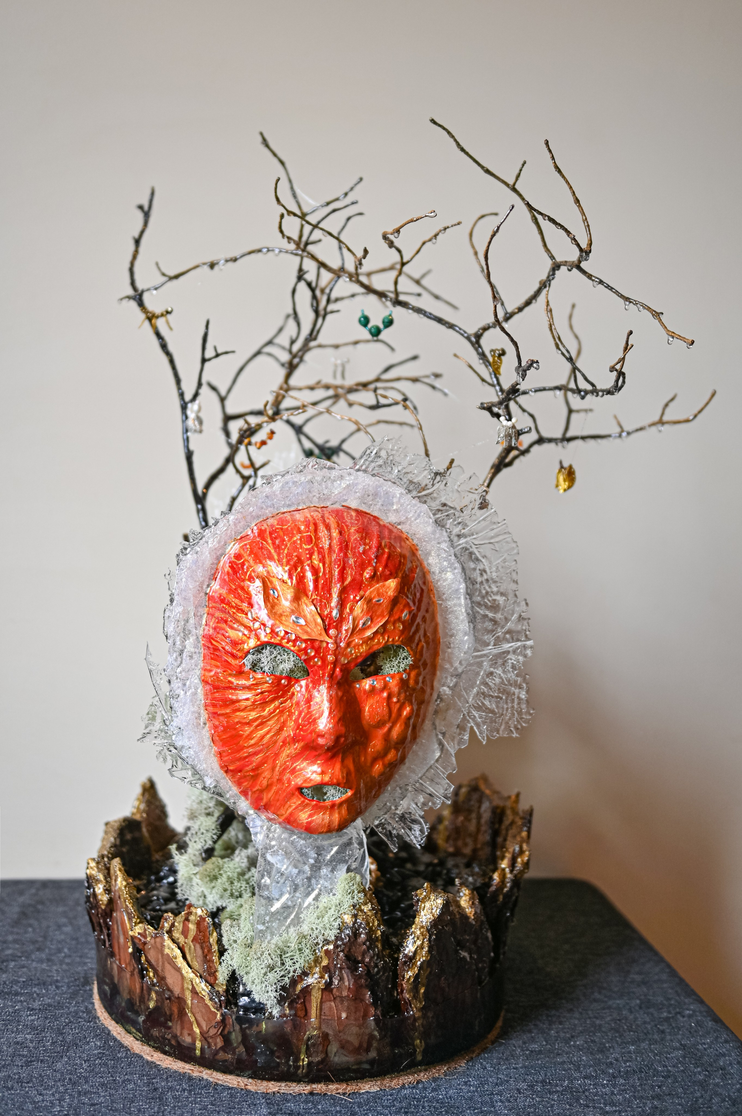 2025г. Размер : 50 см на 70 см, вес 8,65 кг. Материалы - деревянная глина, поталь золото, текстурная декоративная паста, сосновая кора, сосновые ветви, ягель стабилизированный, уголь, галька, пористые декоративные камни, эпоксидная смола. На ветвях натуральный речной жемчуг, бусины из мурманского стекла, бусины из янтаря, коралла, гематит, малахит. Маски также изготовлены вручную. Цена по запросу