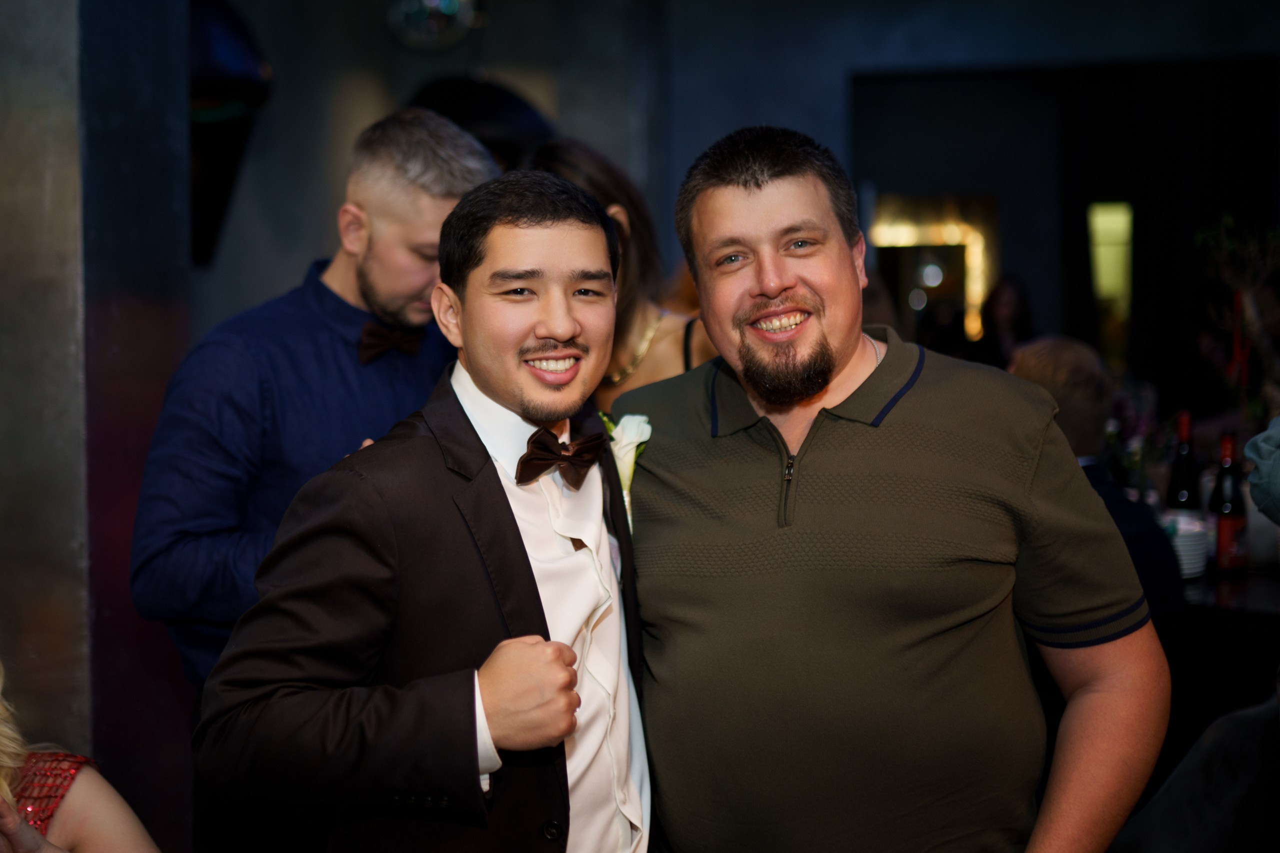 репортажная съемка банкет дети сидят в телефоне