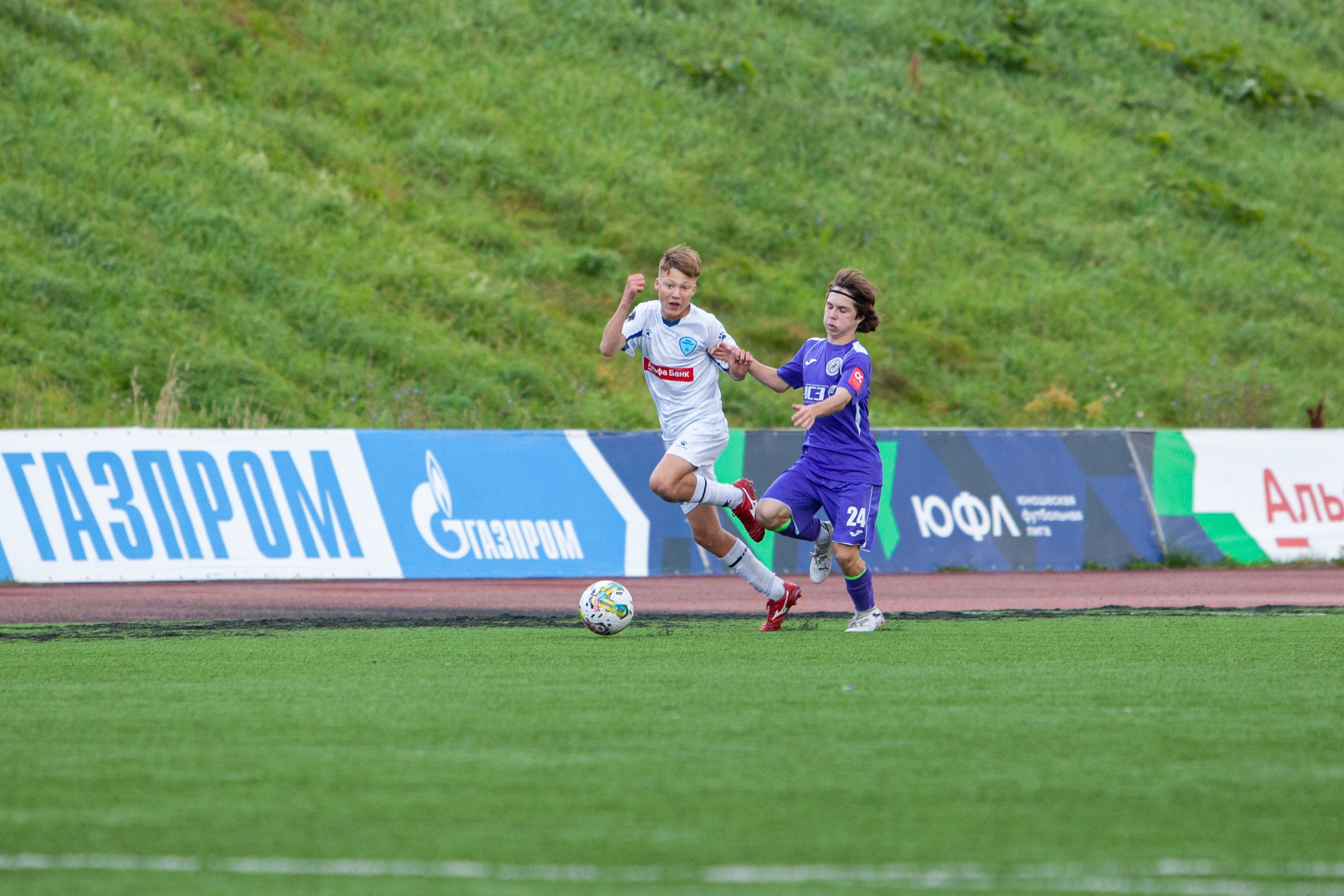 Матч юношеской футбольной лиги между командами СШ «Сахалин» и «СШОР № 1» (Комсомольск-на-Амуре). Кутузов Евгений Фотограф в Южно-Сахалинске