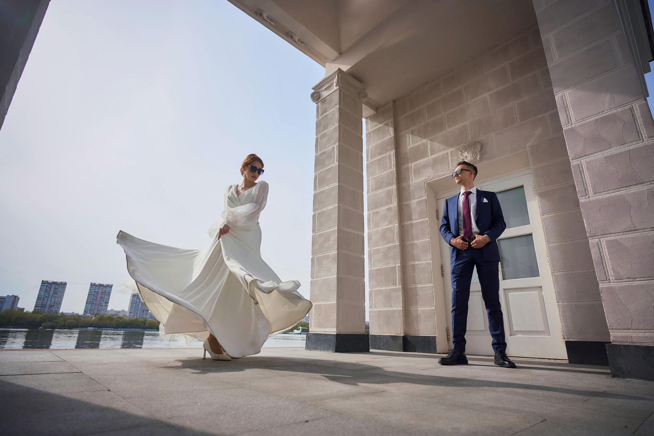 причал речного вокзала, невеста в свадебном платье и жених