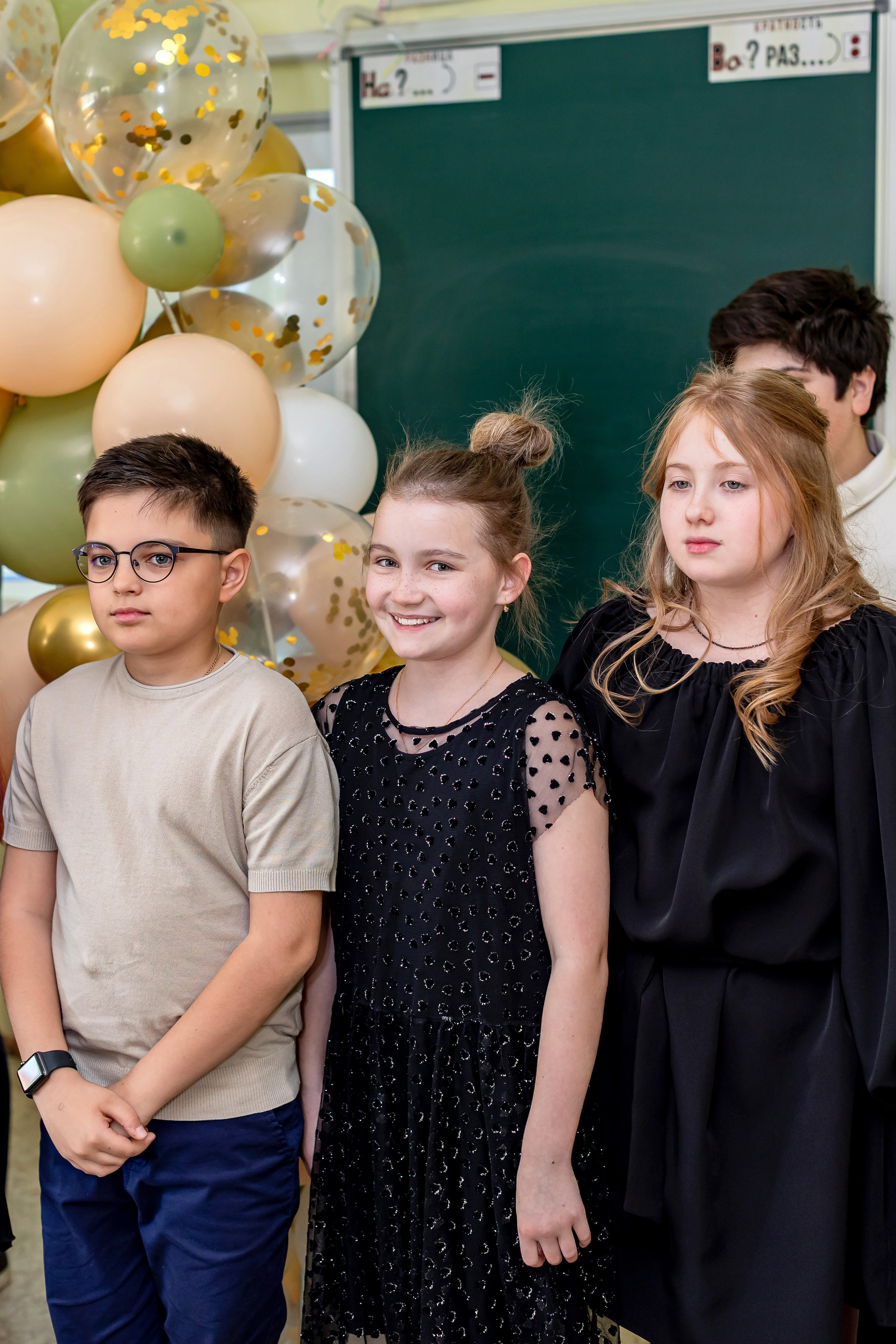 Выпускной в начальной школе в классе. Фотограф и видеограф Москва. Свадебный фотограф, видеограф. Выпускные альбомы. Оживающие альбомы
