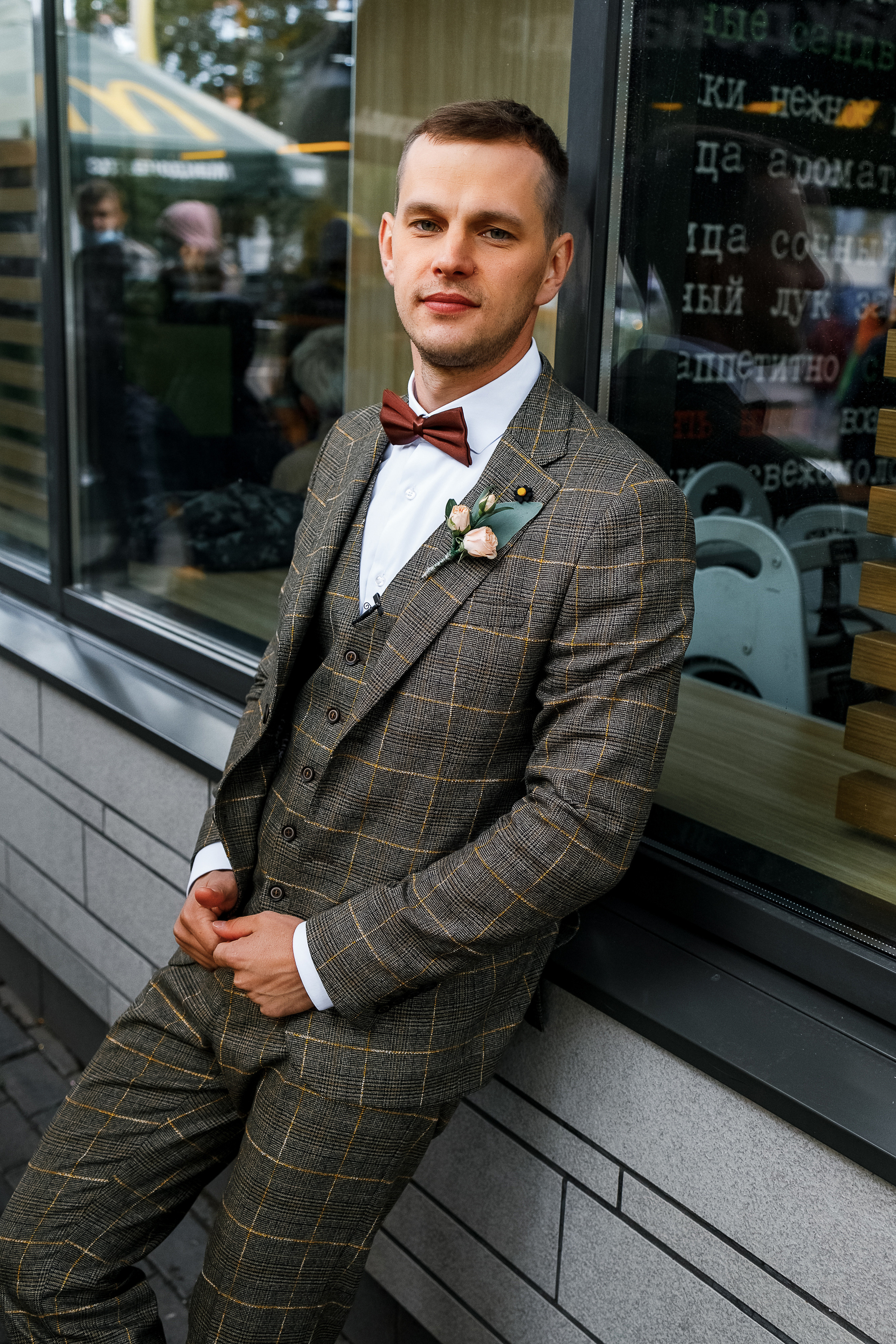 First look в уютном дворике гостиницы. Олег Сверчков | Свадебный фотограф Вологда