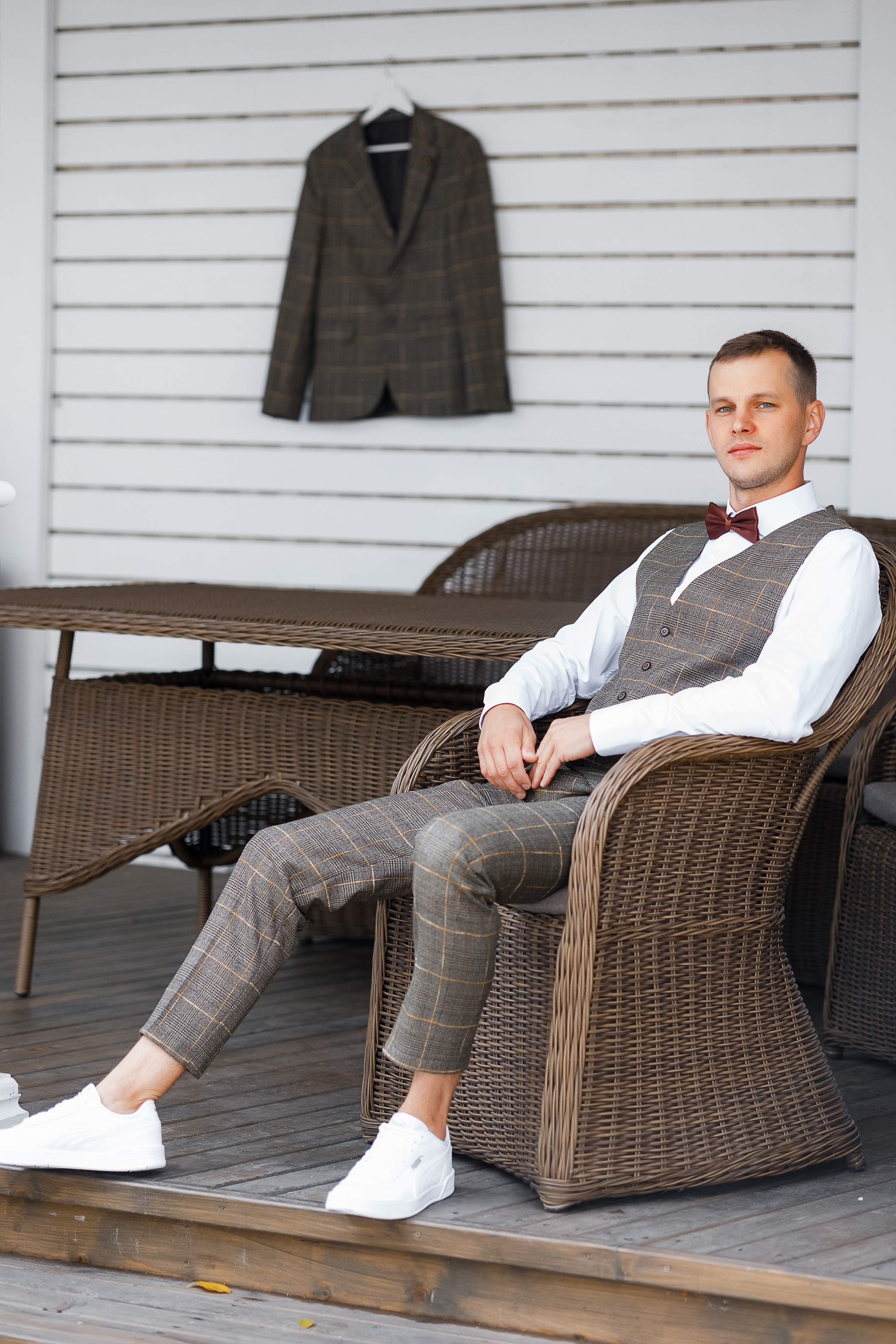 First look в уютном дворике гостиницы. Олег Сверчков | Свадебный фотограф Вологда