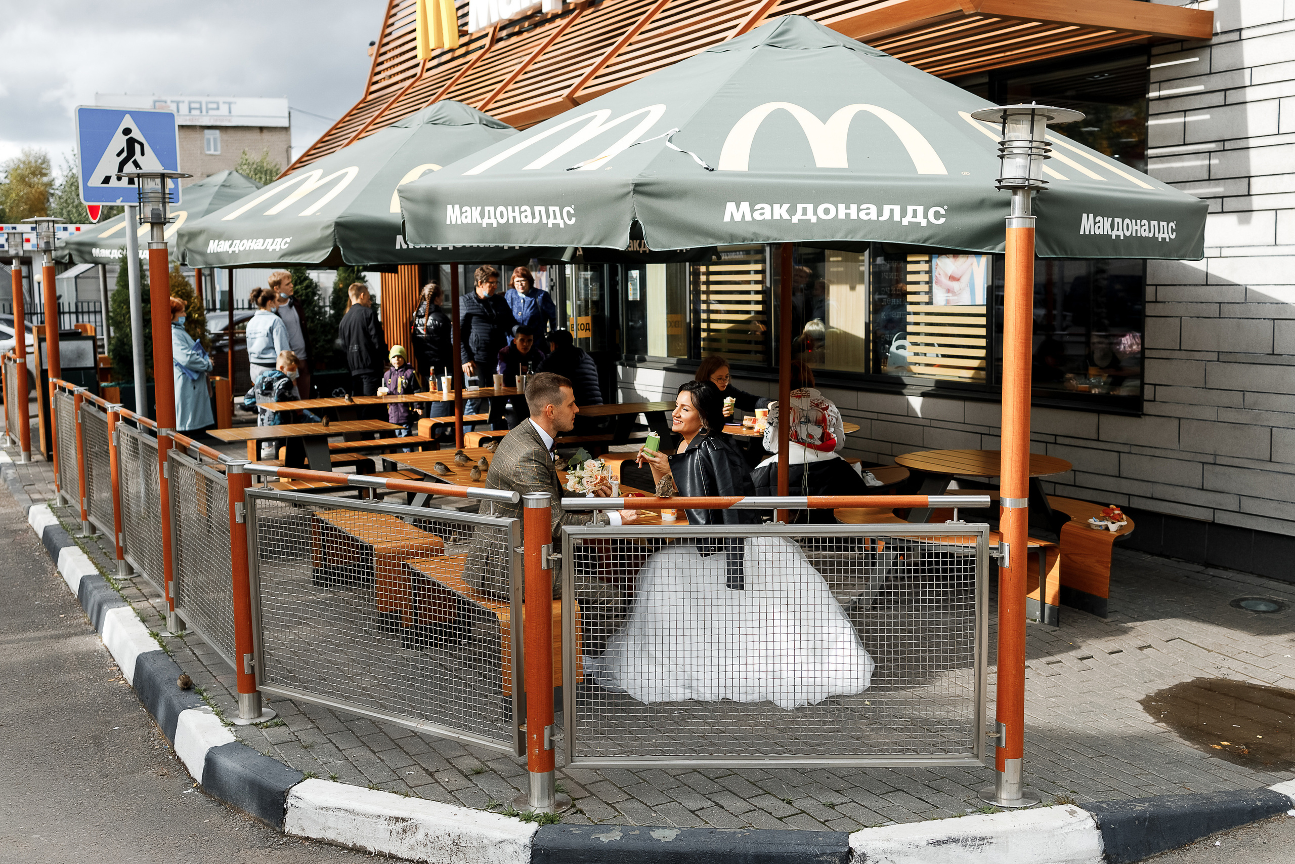 First look в уютном дворике гостиницы. Олег Сверчков | Свадебный фотограф Вологда