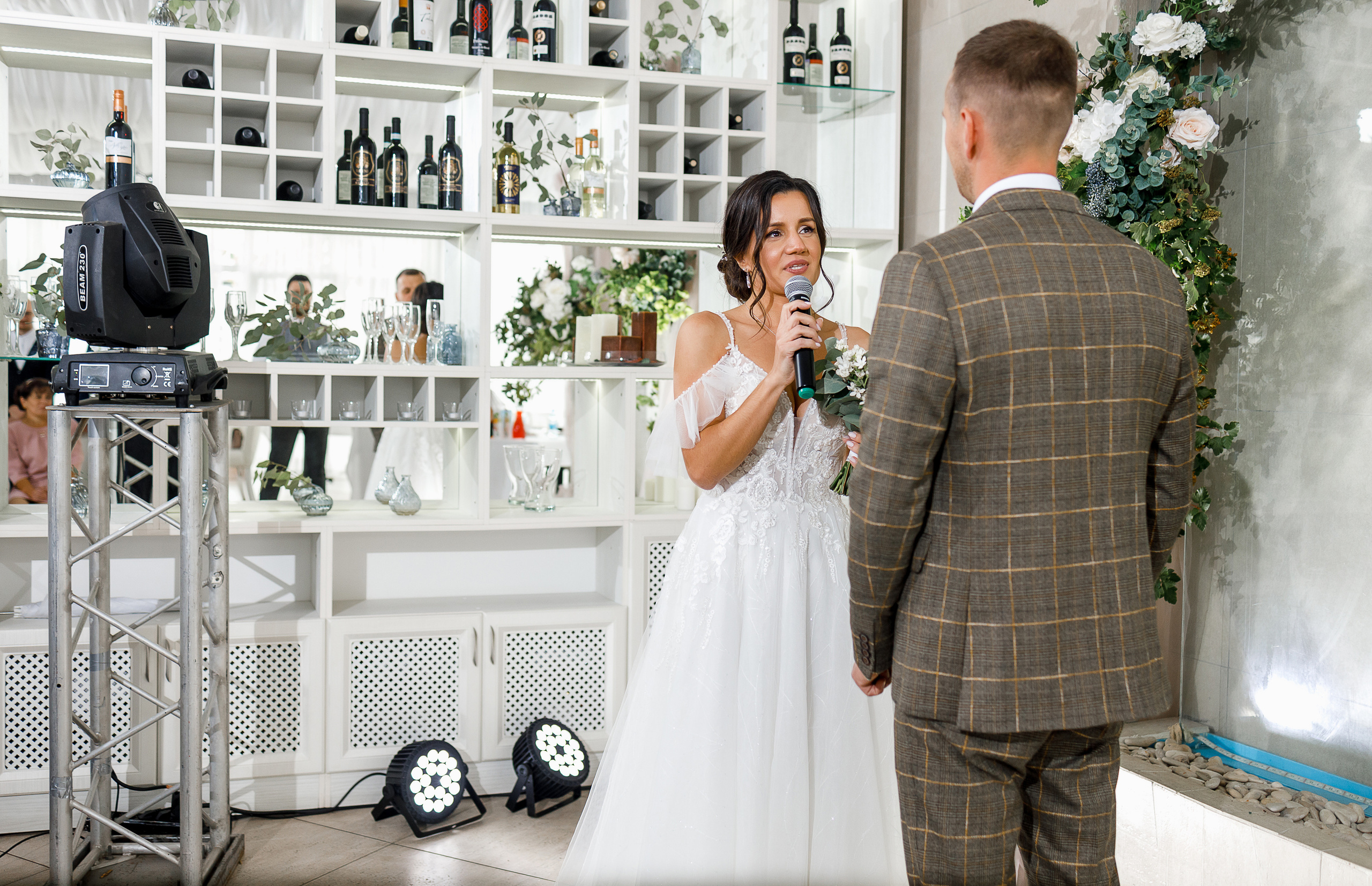 First look в уютном дворике гостиницы. Олег Сверчков | Свадебный фотограф Вологда