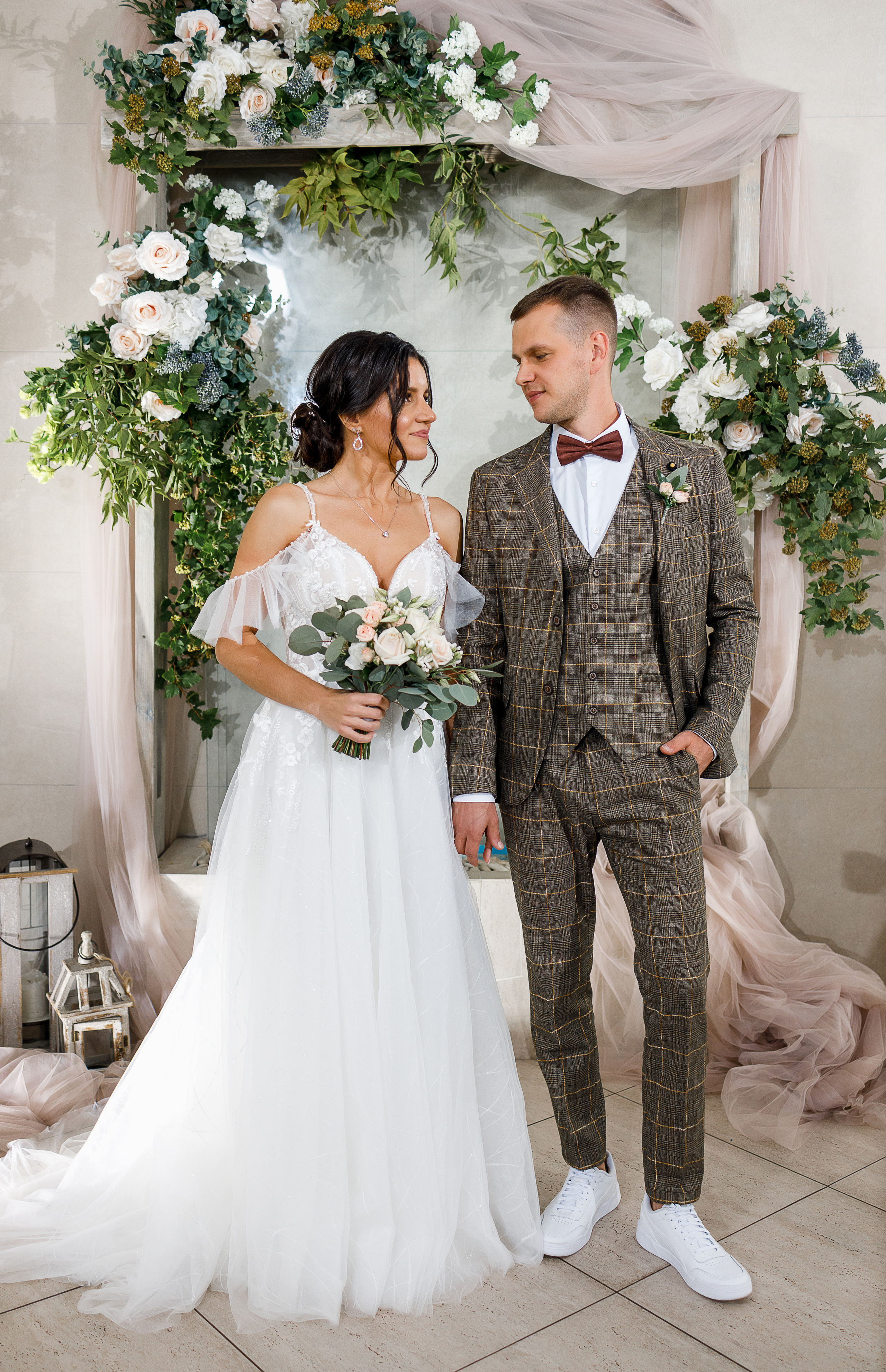 First look в уютном дворике гостиницы. Олег Сверчков | Свадебный фотограф Вологда