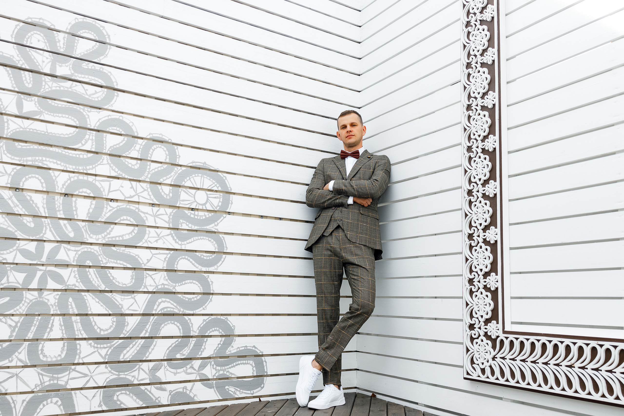 First look в уютном дворике гостиницы. Олег Сверчков | Свадебный фотограф Вологда