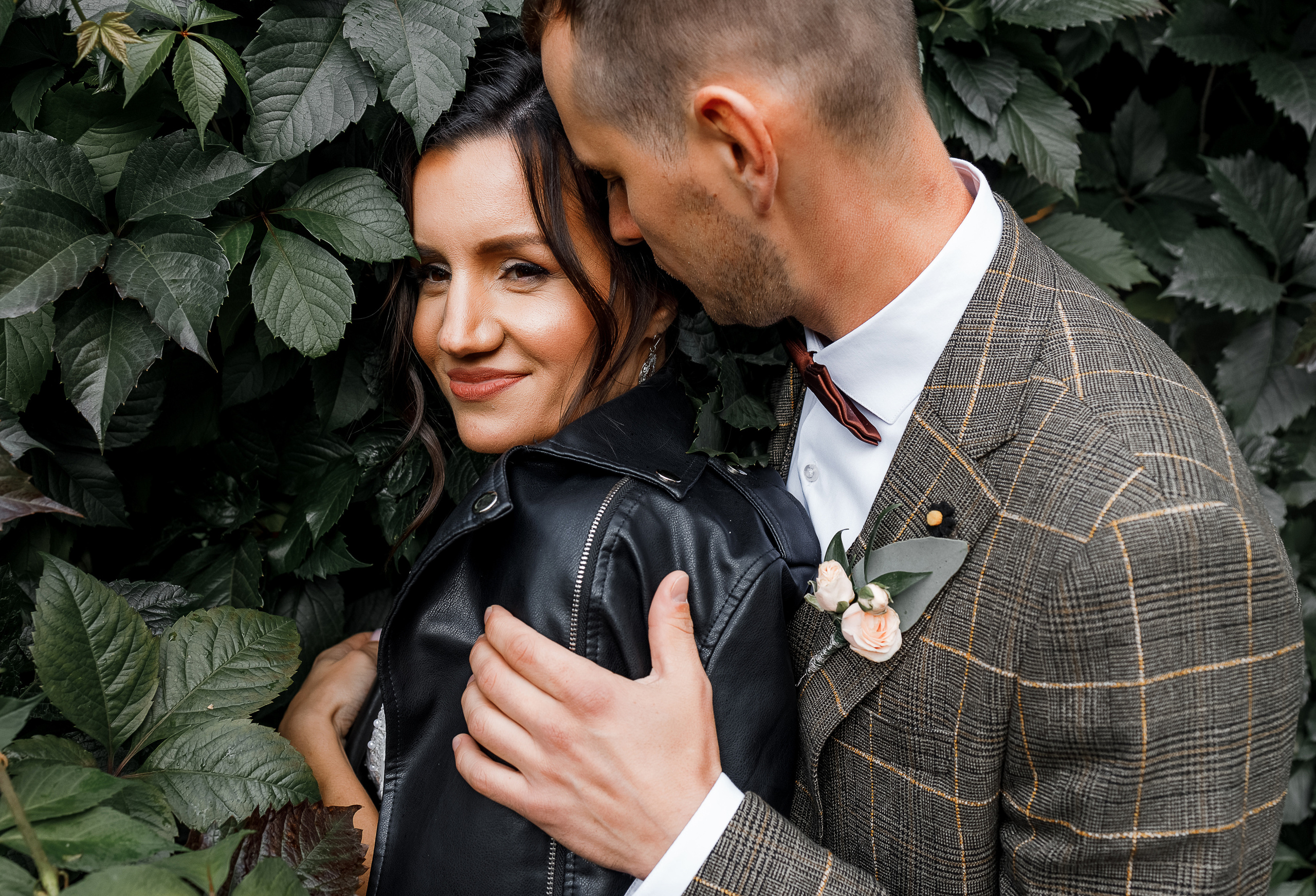 First look в уютном дворике гостиницы. Олег Сверчков | Свадебный фотограф Вологда