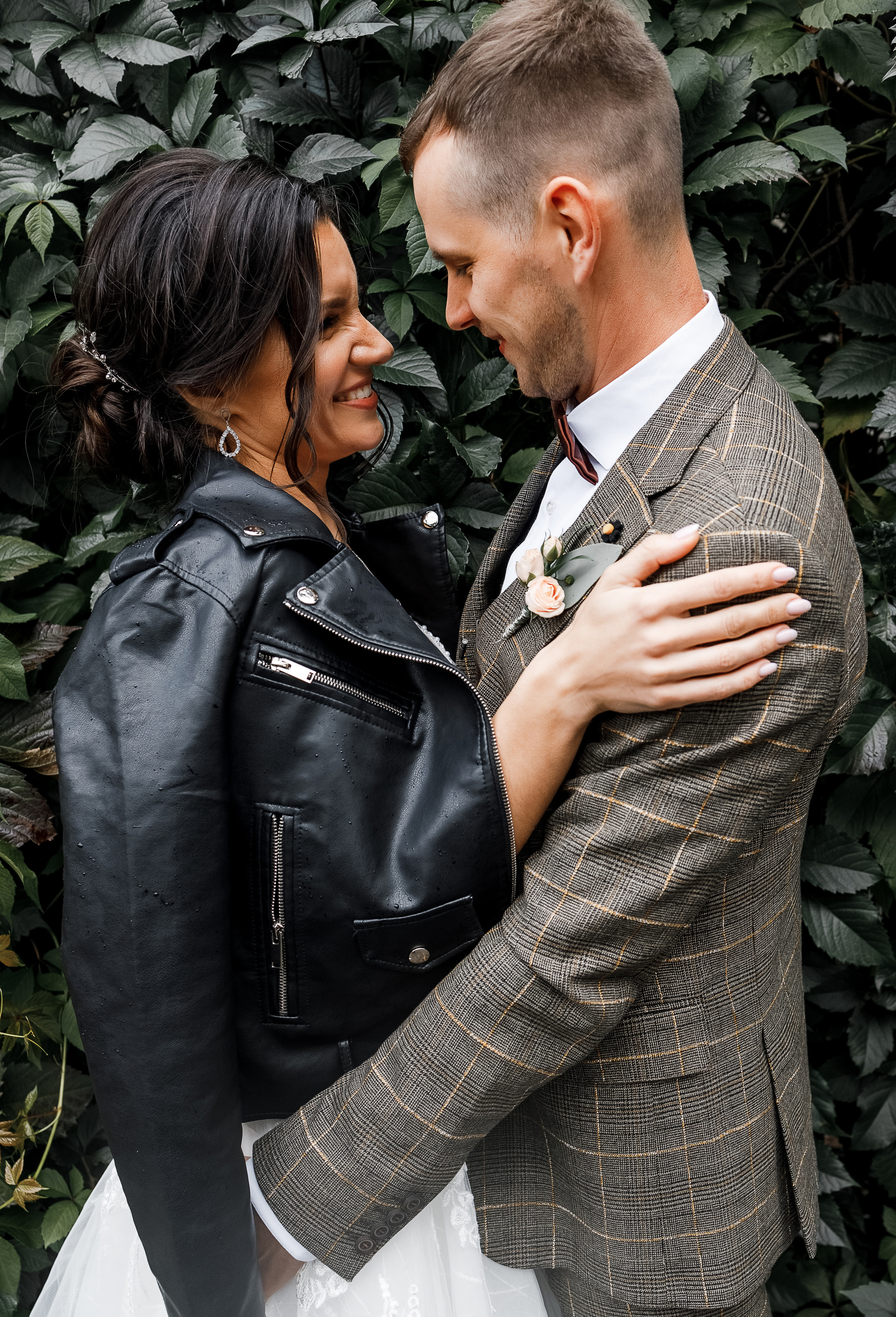 First look в уютном дворике гостиницы. Олег Сверчков | Свадебный фотограф Вологда