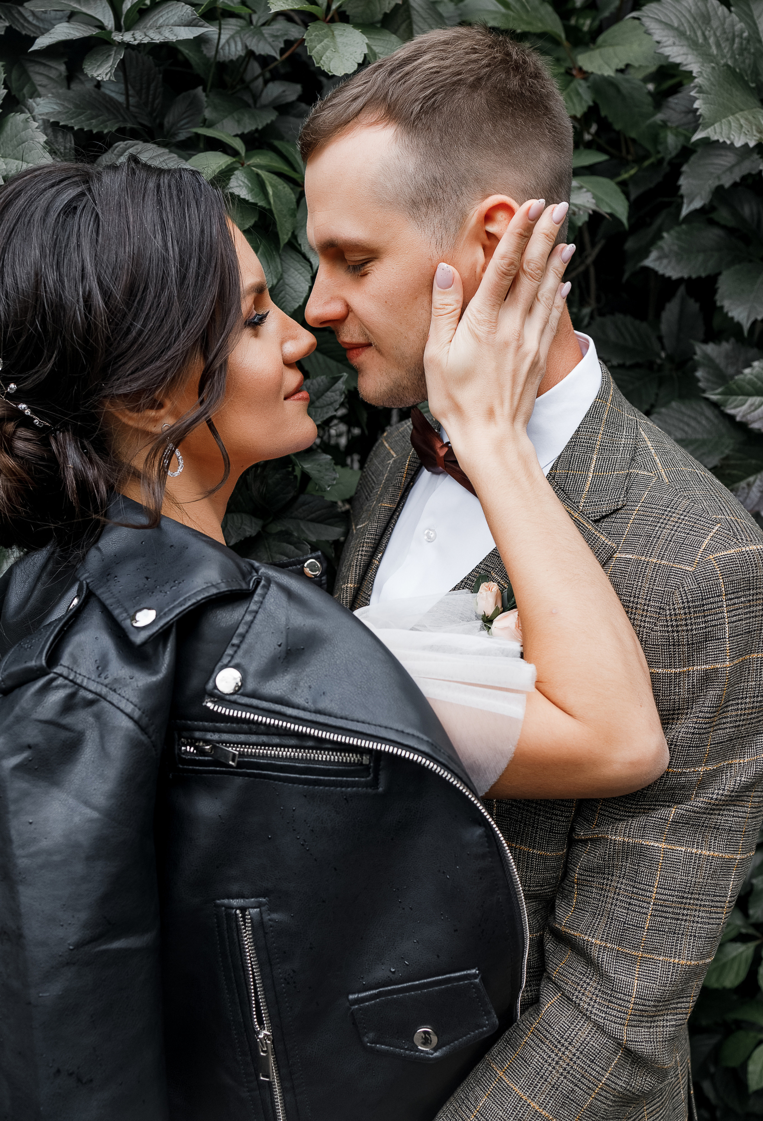 First look в уютном дворике гостиницы. Олег Сверчков | Свадебный фотограф Вологда