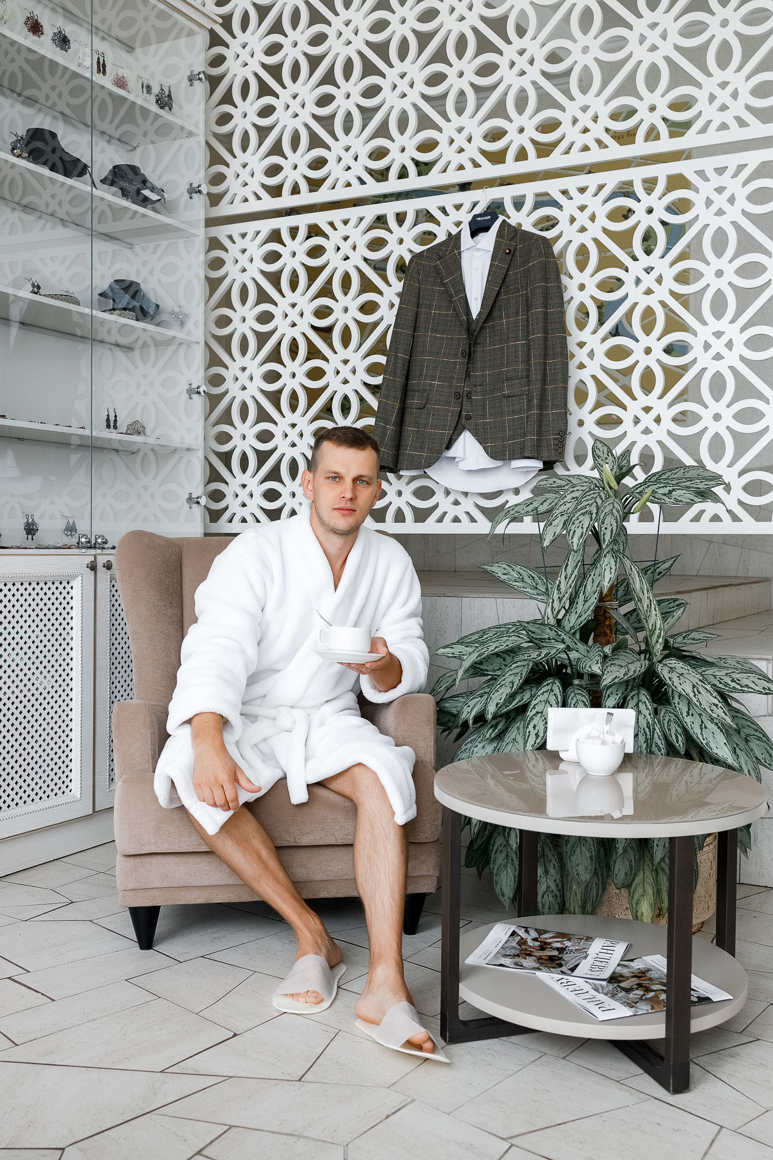 First look в уютном дворике гостиницы. Олег Сверчков | Свадебный фотограф Вологда