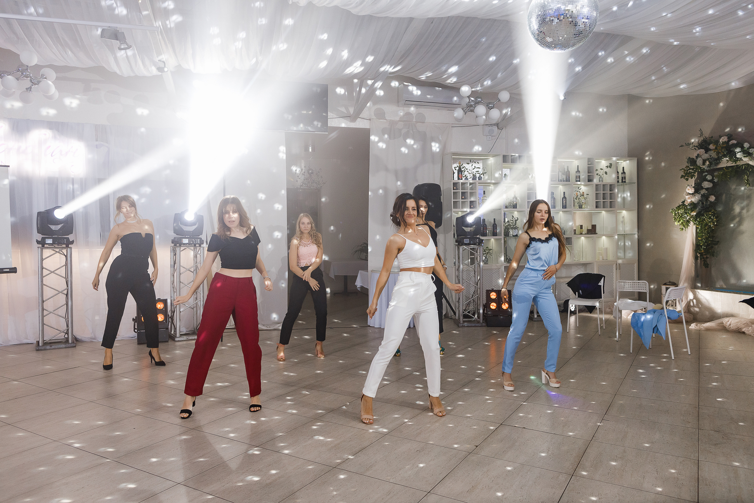 First look в уютном дворике гостиницы. Олег Сверчков | Свадебный фотограф Вологда