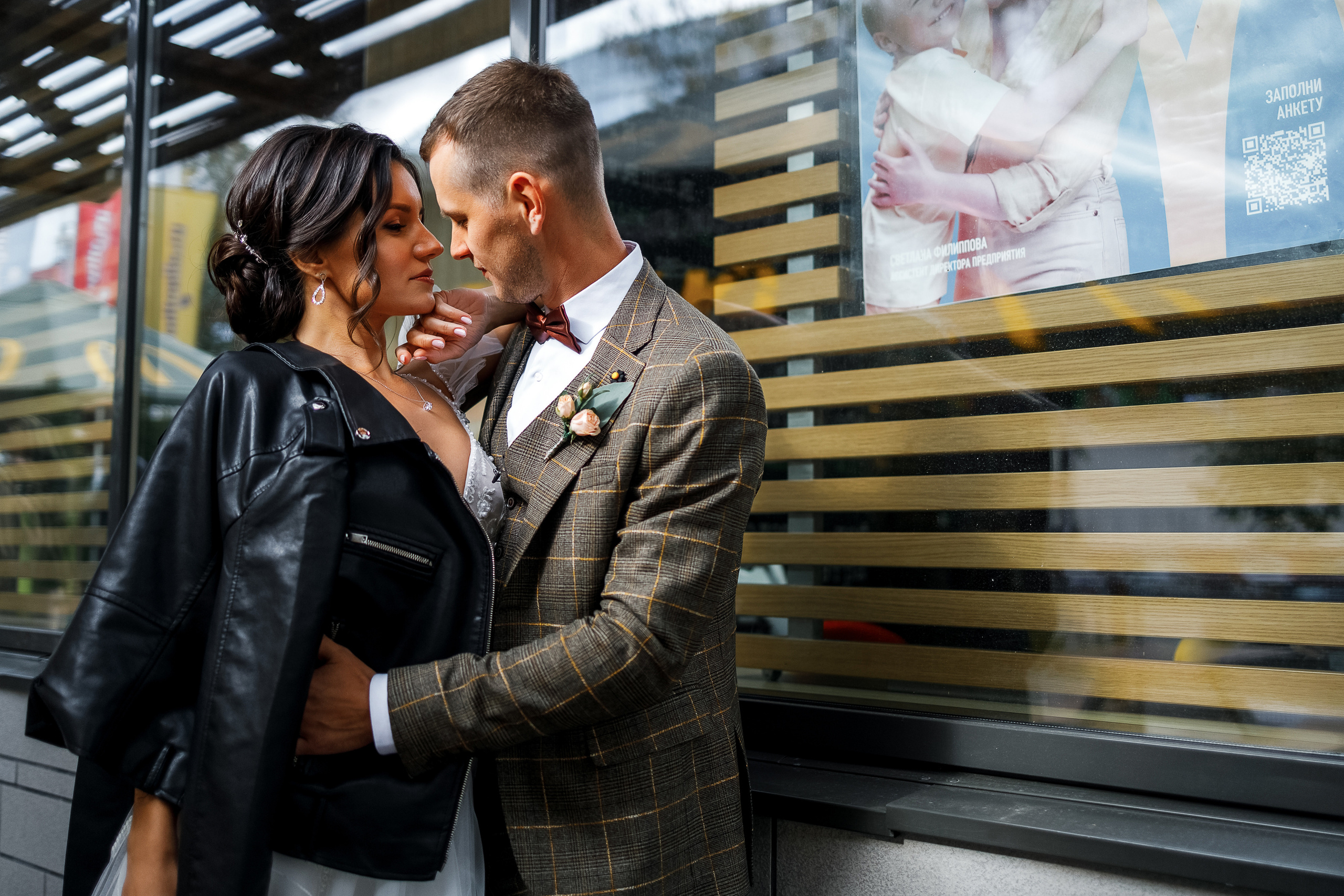 First look в уютном дворике гостиницы. Олег Сверчков | Свадебный фотограф Вологда