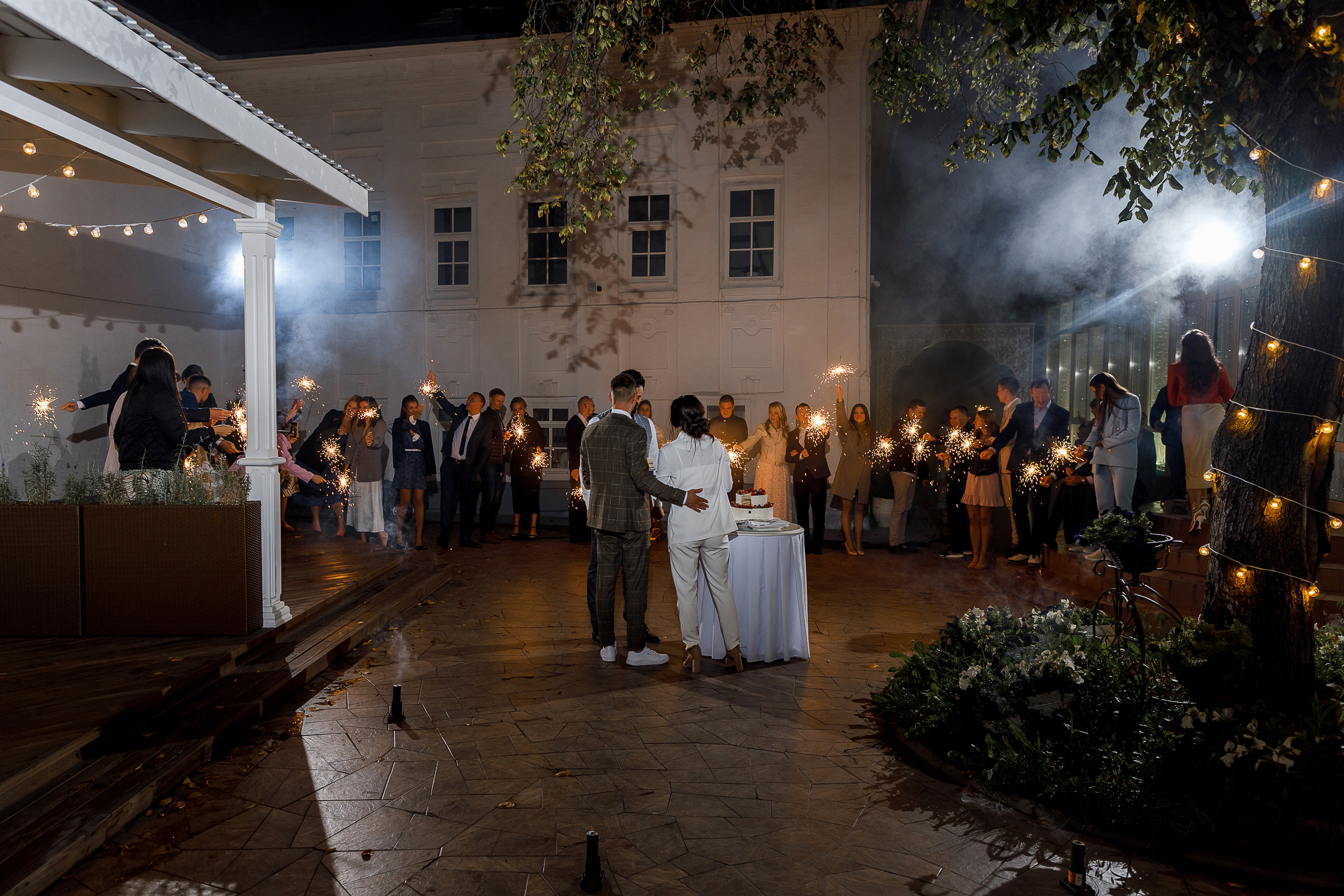 First look в уютном дворике гостиницы. Олег Сверчков | Свадебный фотограф Вологда