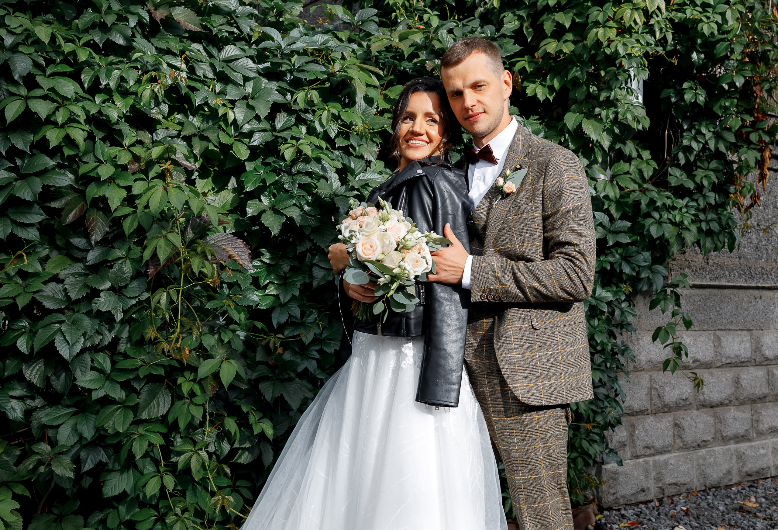 First look в уютном дворике гостиницы. Олег Сверчков | Свадебный фотограф Вологда