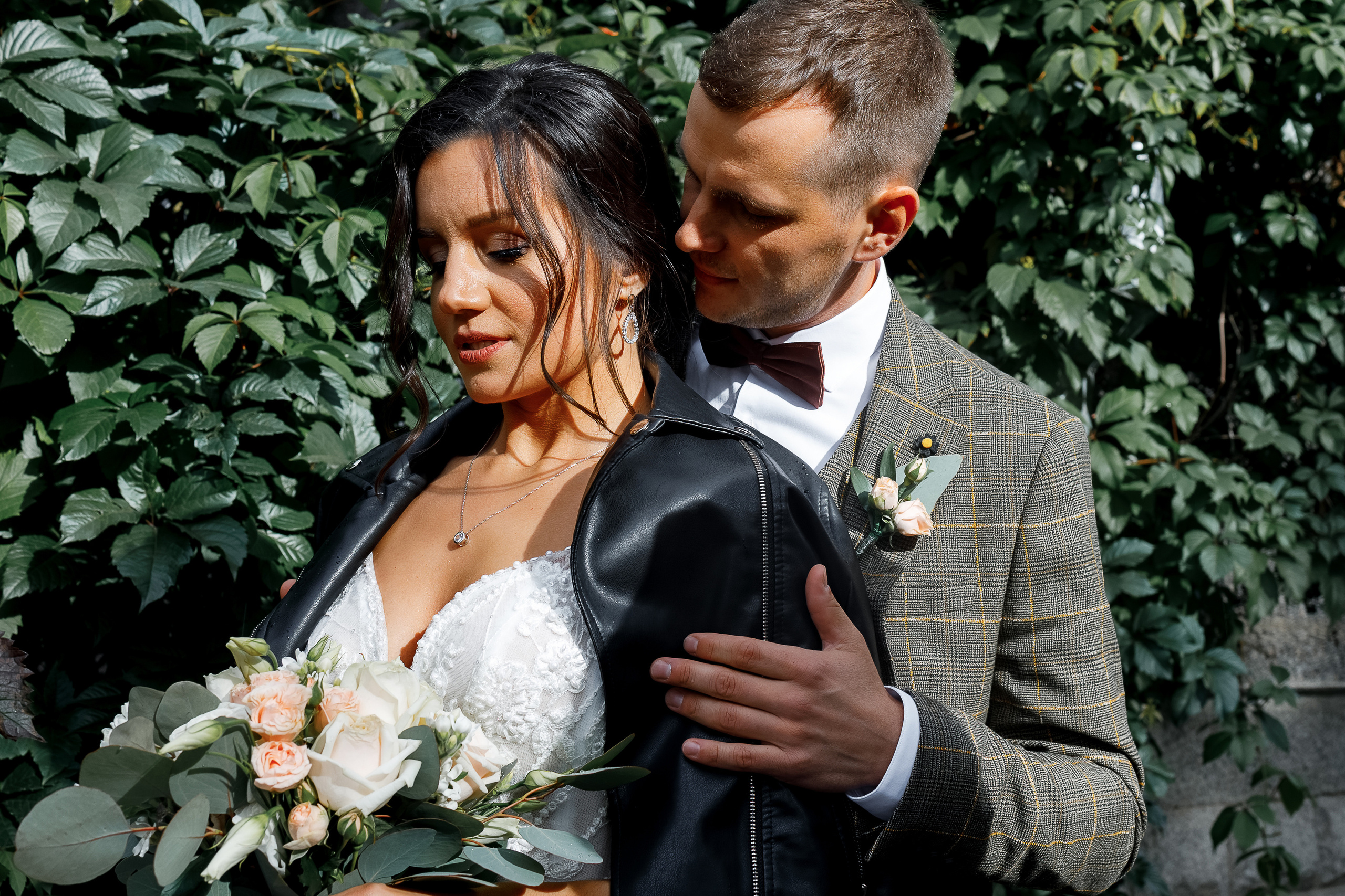 First look в уютном дворике гостиницы. Олег Сверчков | Свадебный фотограф Вологда