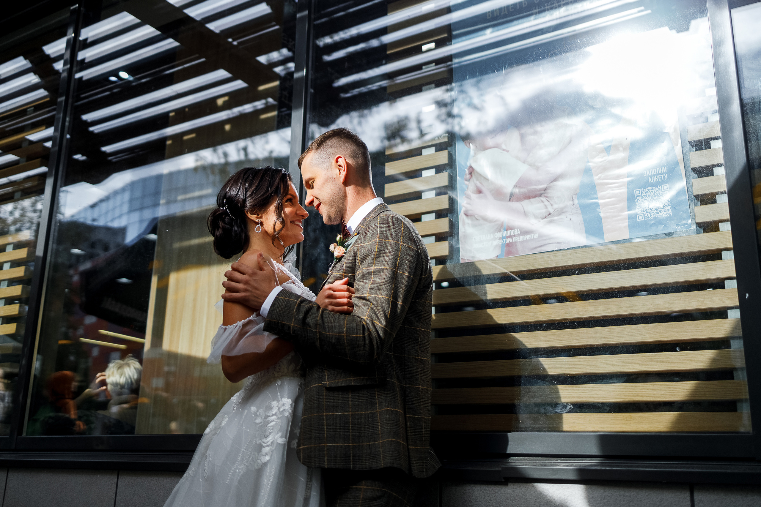 First look в уютном дворике гостиницы. Олег Сверчков | Свадебный фотограф Вологда