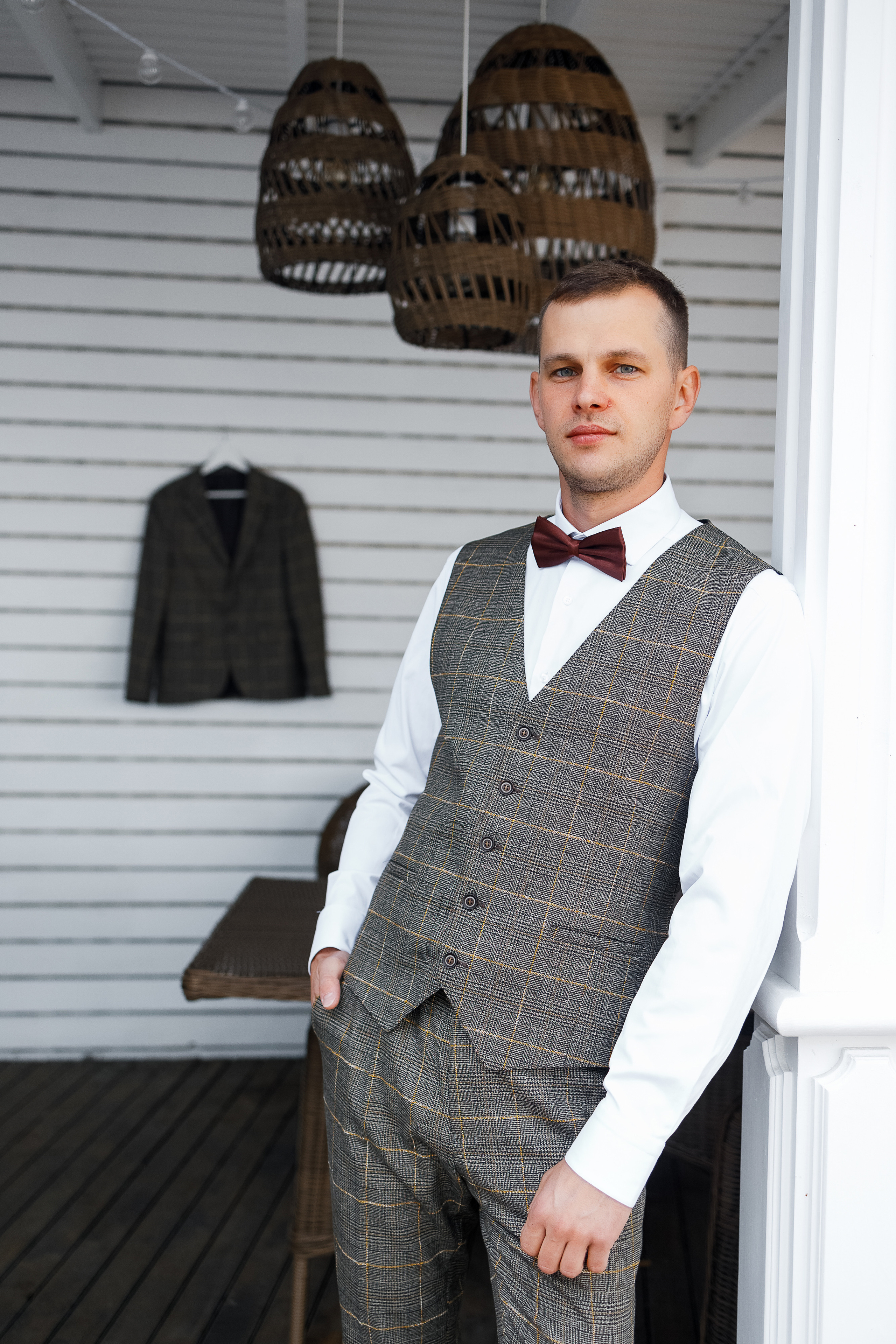 First look в уютном дворике гостиницы. Олег Сверчков | Свадебный фотограф Вологда