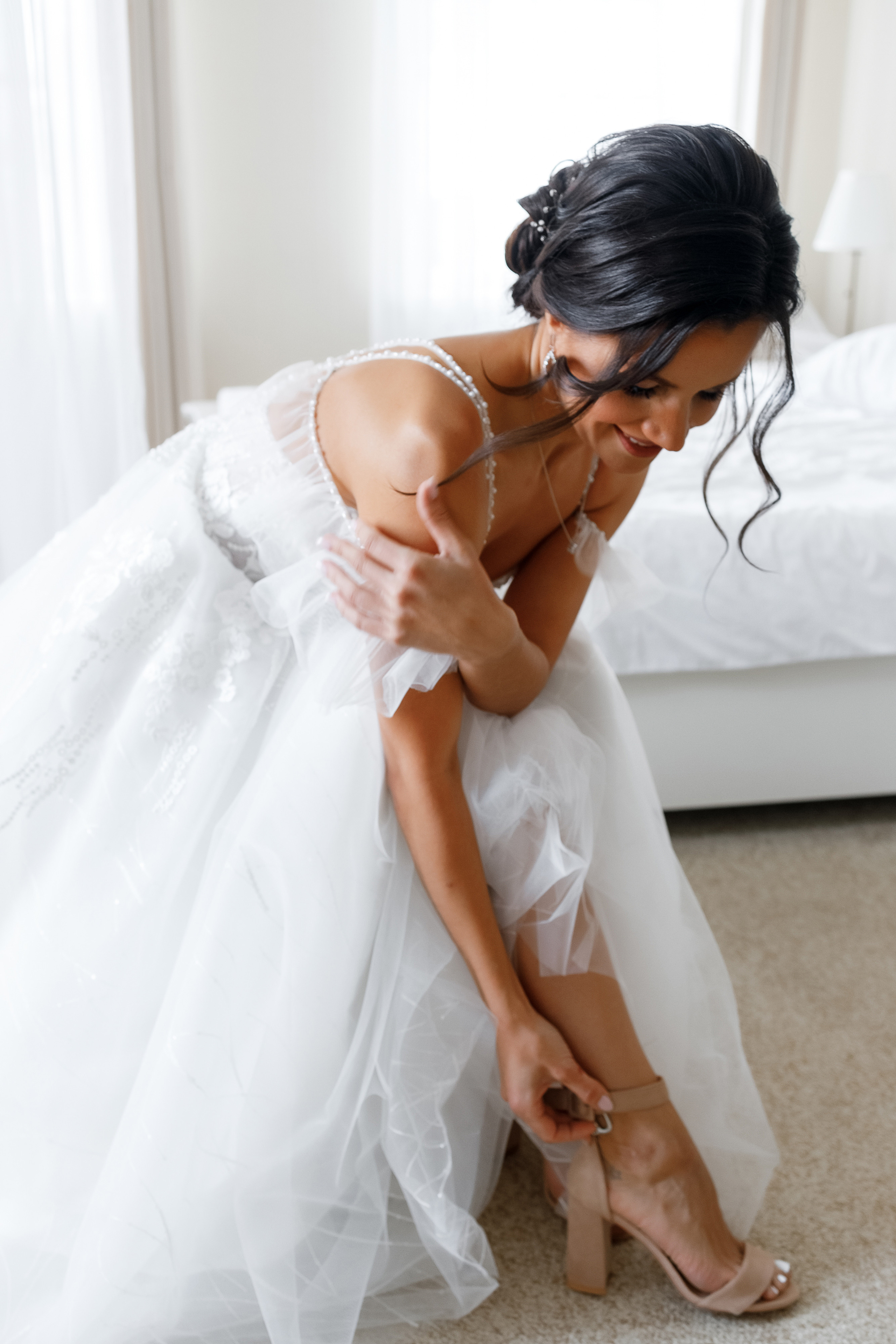 First look в уютном дворике гостиницы. Олег Сверчков | Свадебный фотограф Вологда