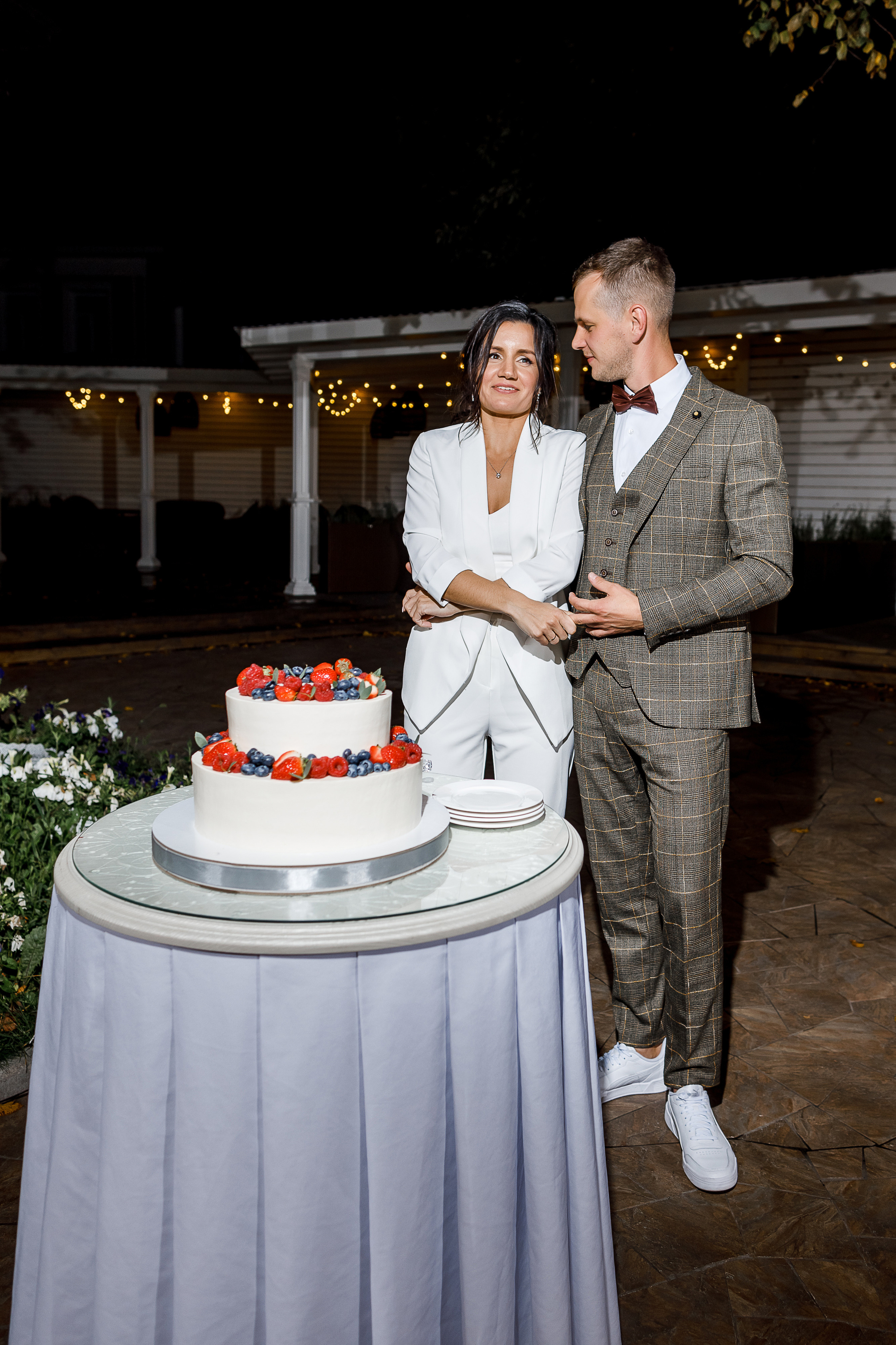 First look в уютном дворике гостиницы. Олег Сверчков | Свадебный фотограф Вологда