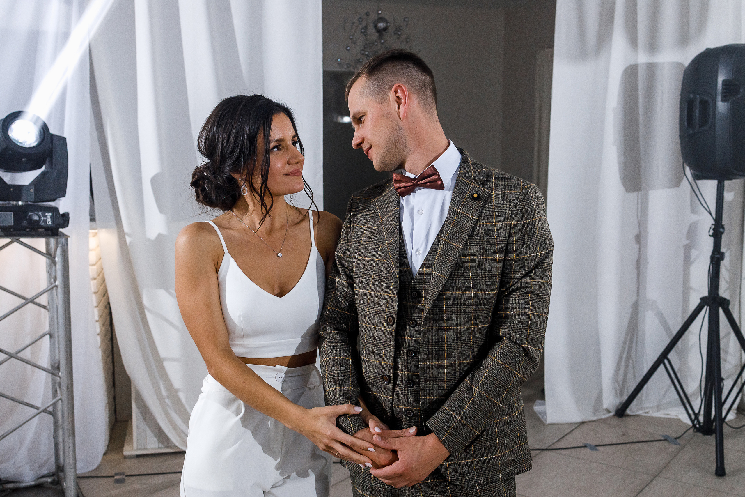 First look в уютном дворике гостиницы. Олег Сверчков | Свадебный фотограф Вологда