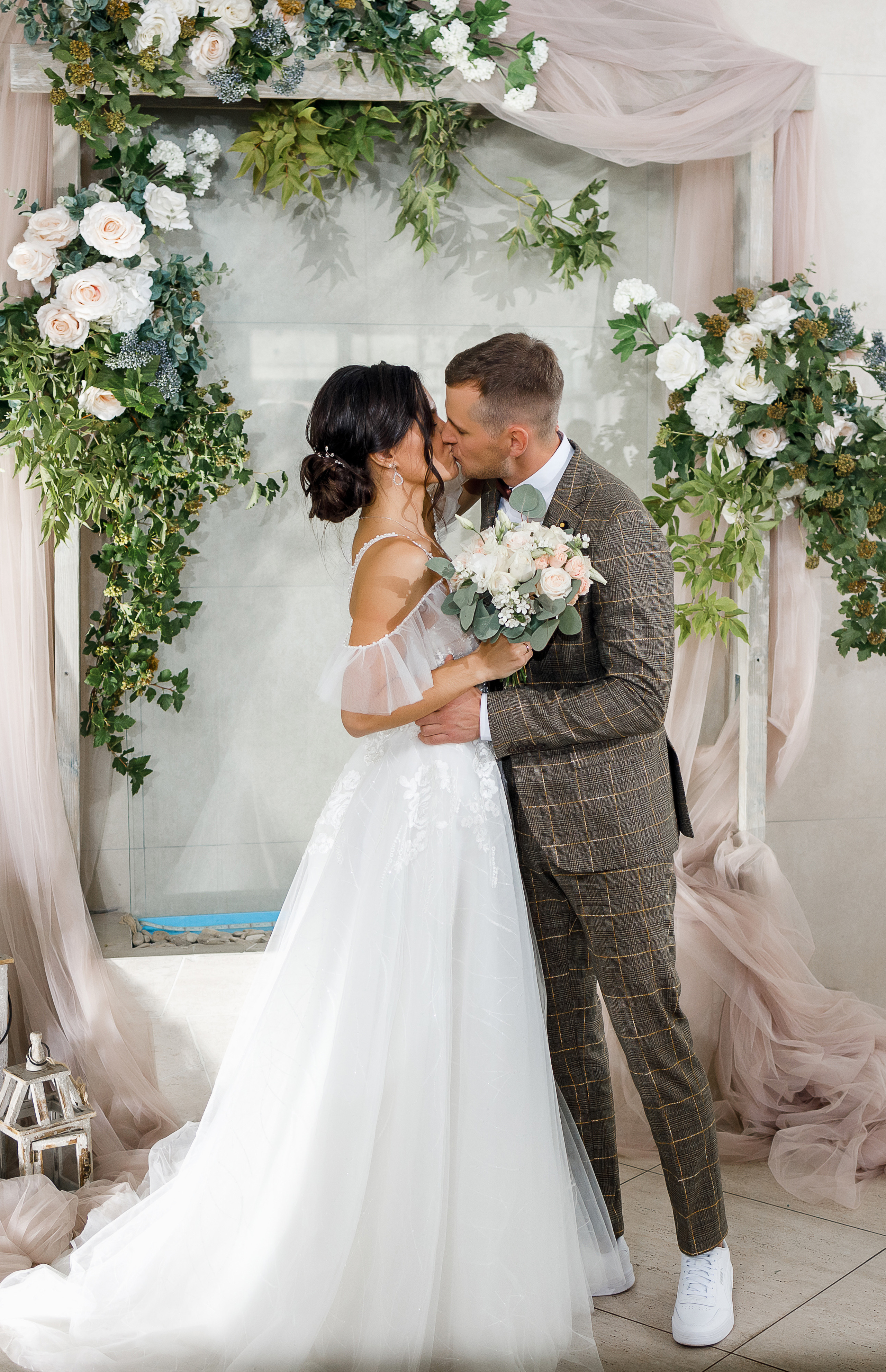 First look в уютном дворике гостиницы. Олег Сверчков | Свадебный фотограф Вологда