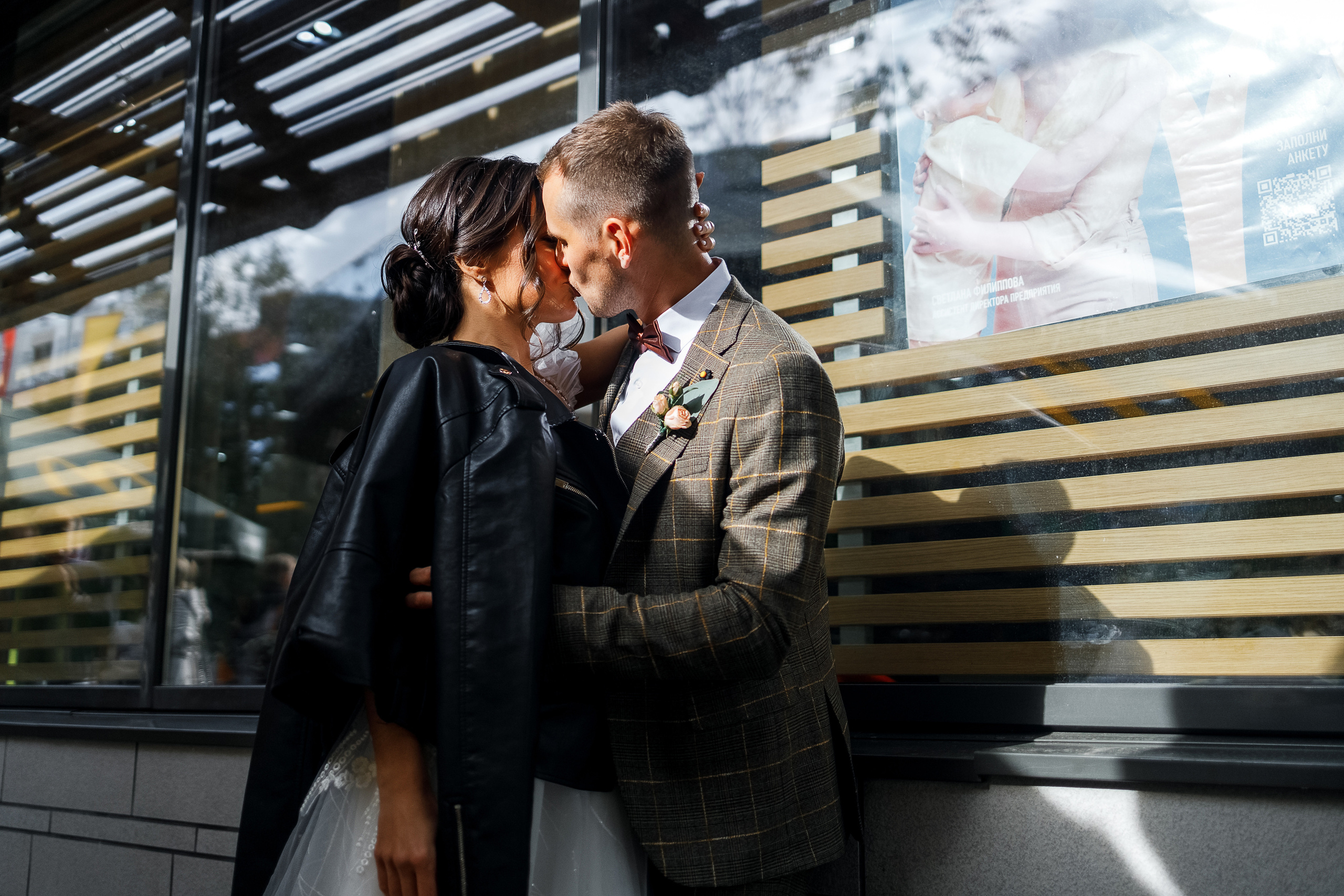 First look в уютном дворике гостиницы. Олег Сверчков | Свадебный фотограф Вологда