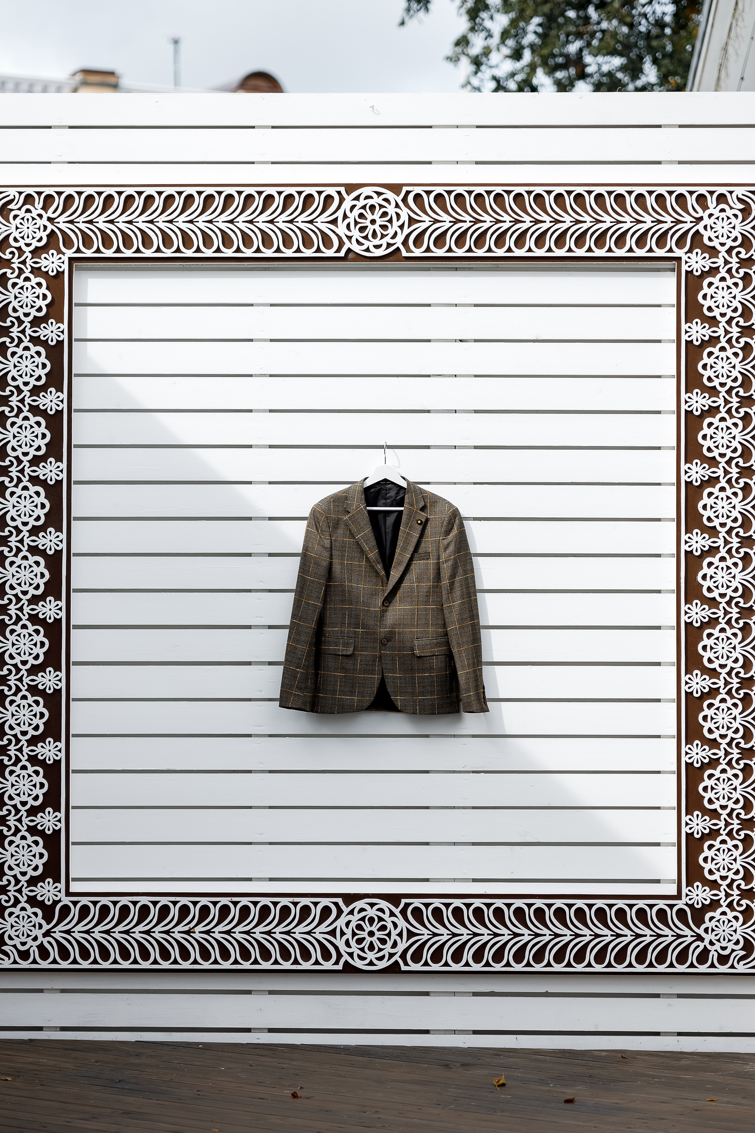 First look в уютном дворике гостиницы. Олег Сверчков | Свадебный фотограф Вологда