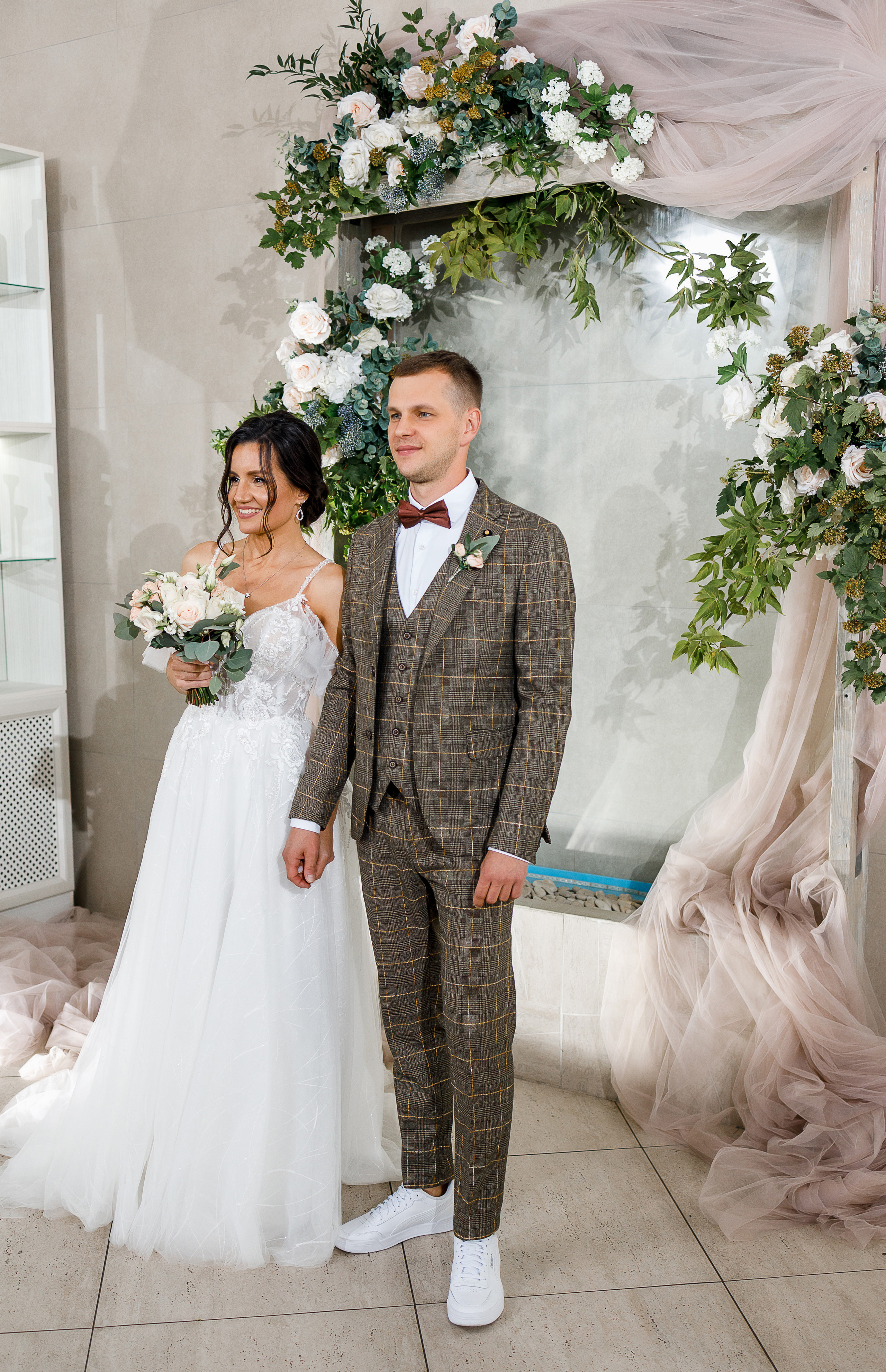 First look в уютном дворике гостиницы. Олег Сверчков | Свадебный фотограф Вологда