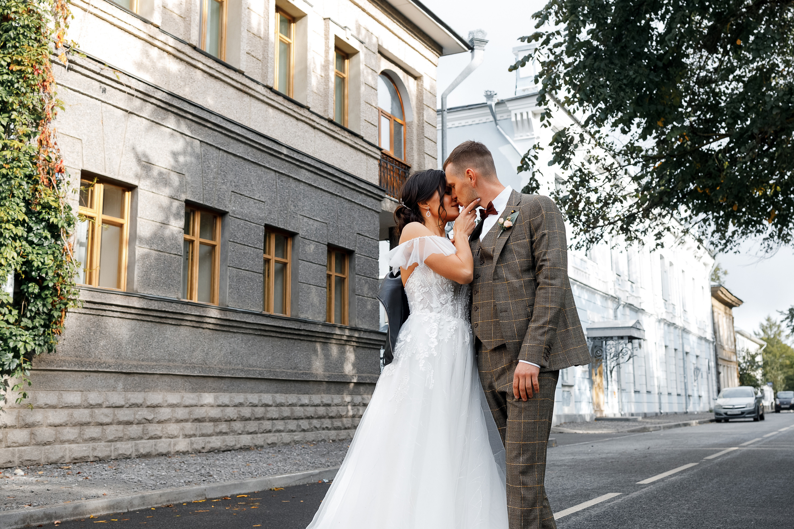 First look в уютном дворике гостиницы. Олег Сверчков | Свадебный фотограф Вологда