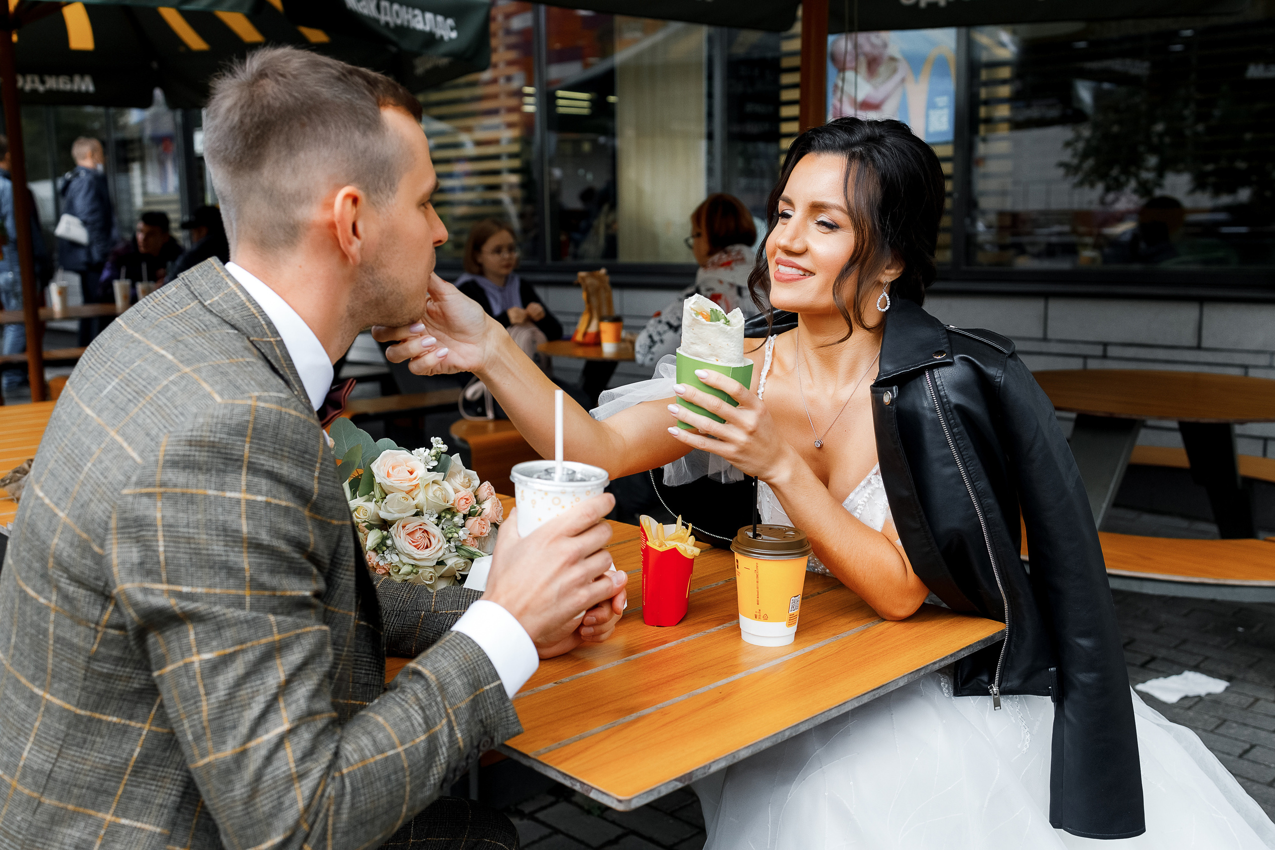 First look в уютном дворике гостиницы. Олег Сверчков | Свадебный фотограф Вологда