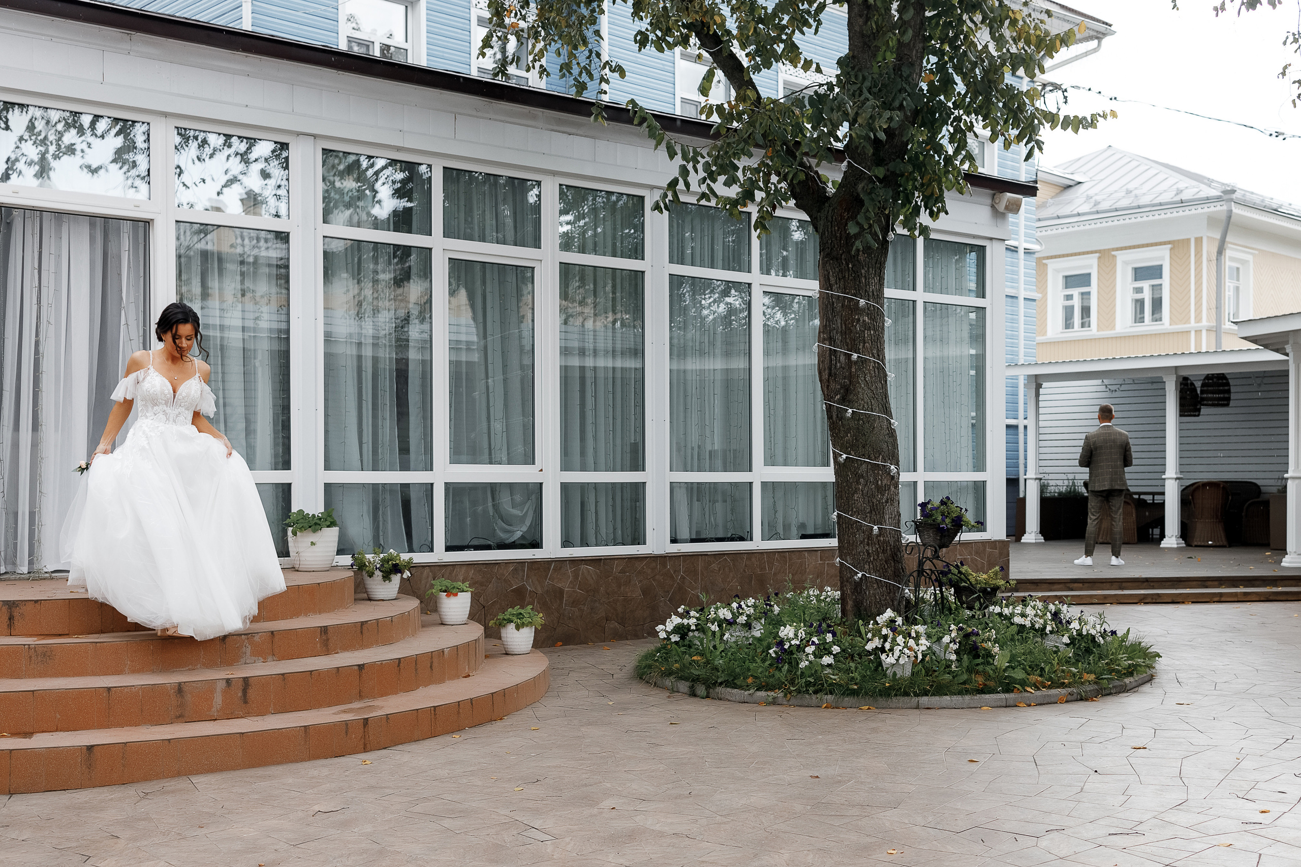 First look в уютном дворике гостиницы. Олег Сверчков | Свадебный фотограф Вологда