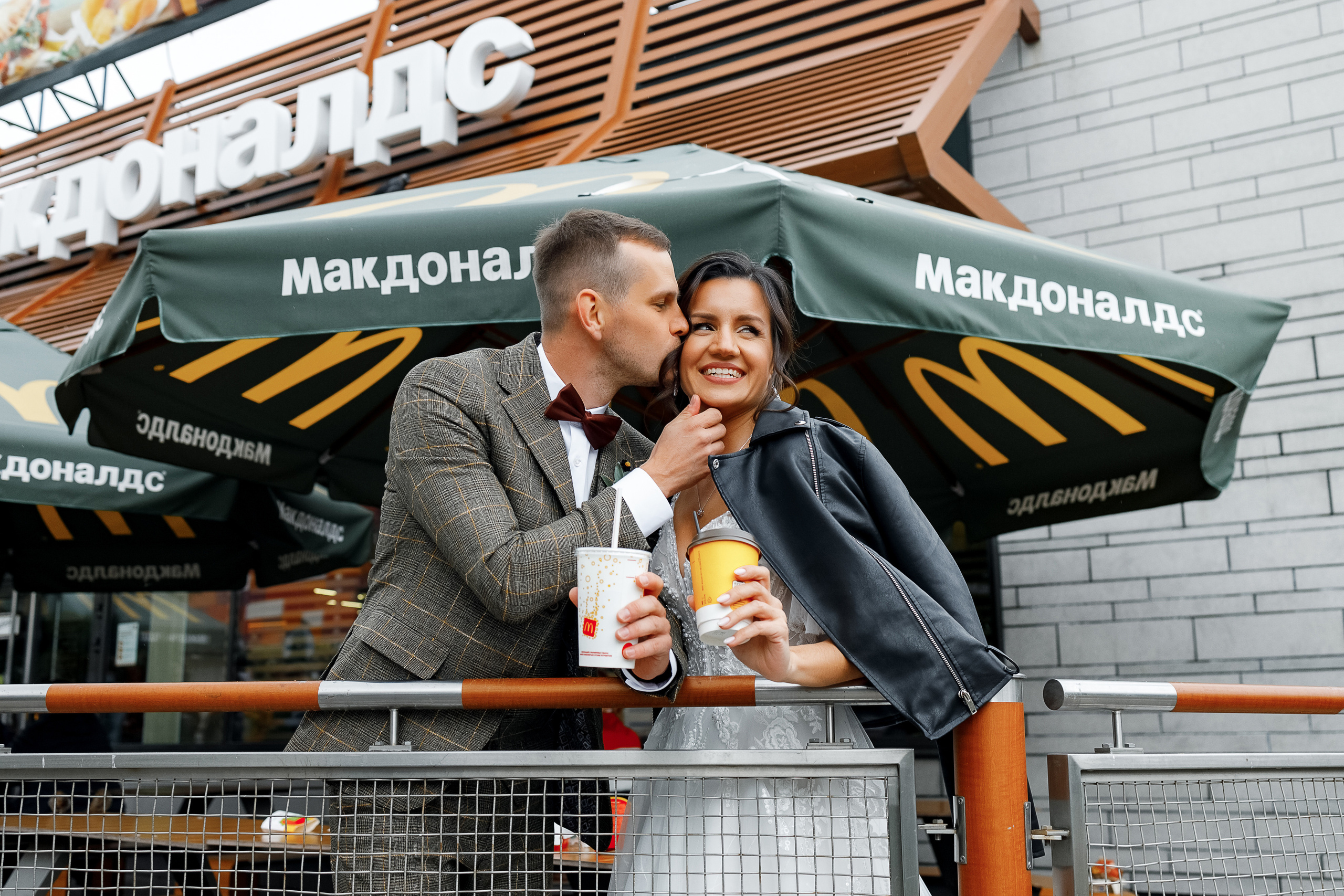 First look в уютном дворике гостиницы. Олег Сверчков | Свадебный фотограф Вологда