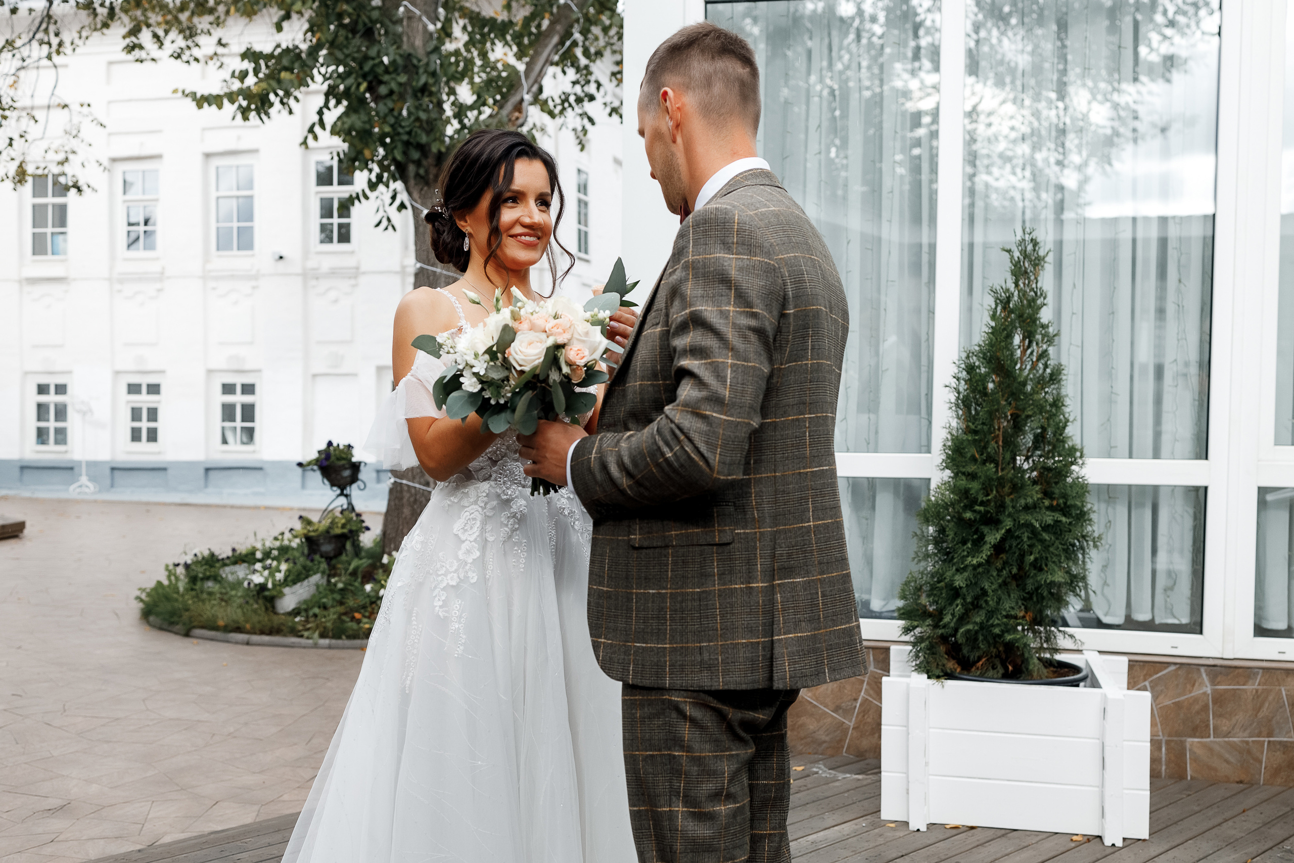 First look в уютном дворике гостиницы. Олег Сверчков | Свадебный фотограф Вологда